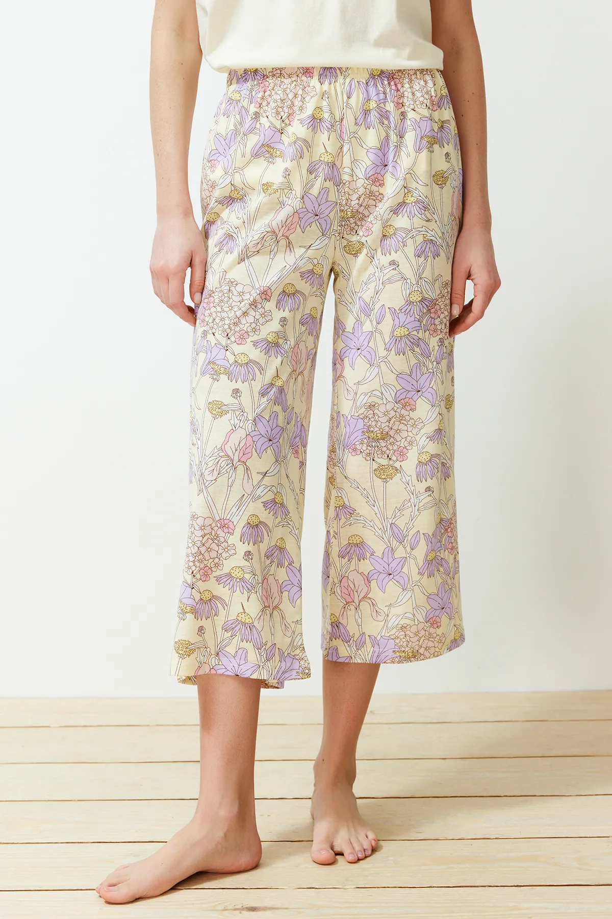 Trendyol Collection  Gelbes Pyjama-Set aus 100 % Baumwolle mit Blumenmuster THMSS24PT00210