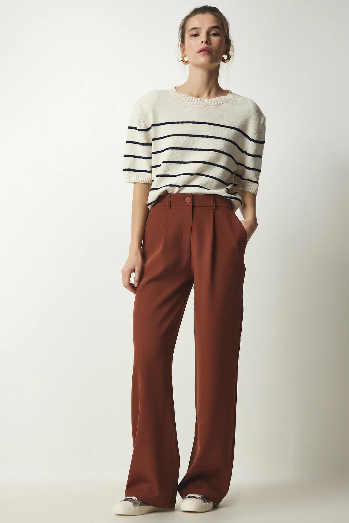 Happiness İstanbul  Damenhose aus gewebtem Stoff mit Fliesenfalten UB00188