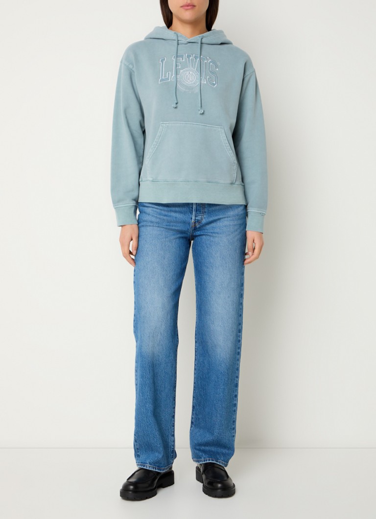 Bluza z kapturem marki Levi's z kieszenią kangurkową i haftowanym logo.
