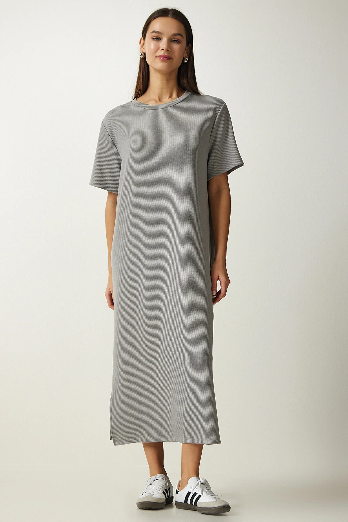Happiness İstanbul  Graues geripptes Strickkleid mit Rundhalsausschnitt für Damen DZ00111