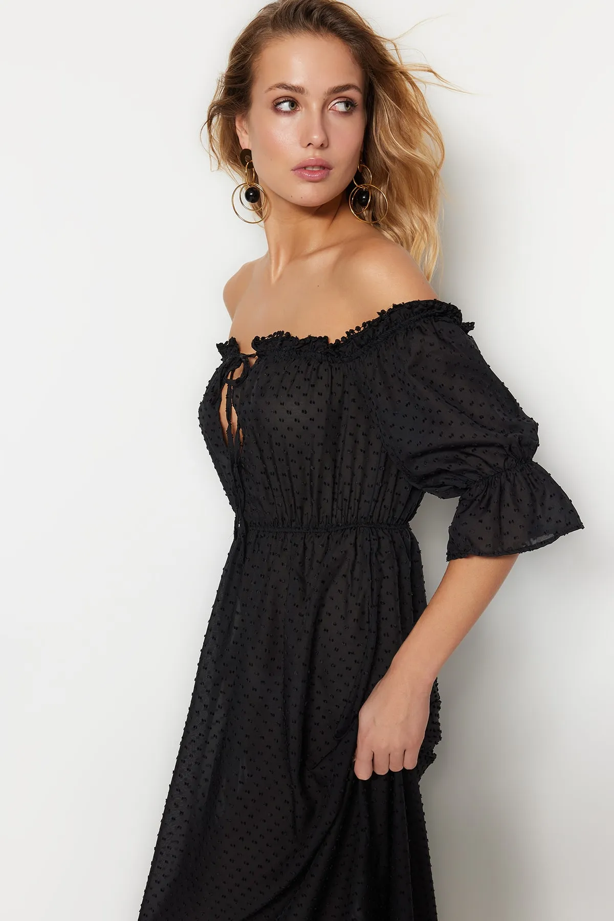 Trendyol Collection  Schwarzes Strandkleid mit Carmenkragen TBESS19BB0101