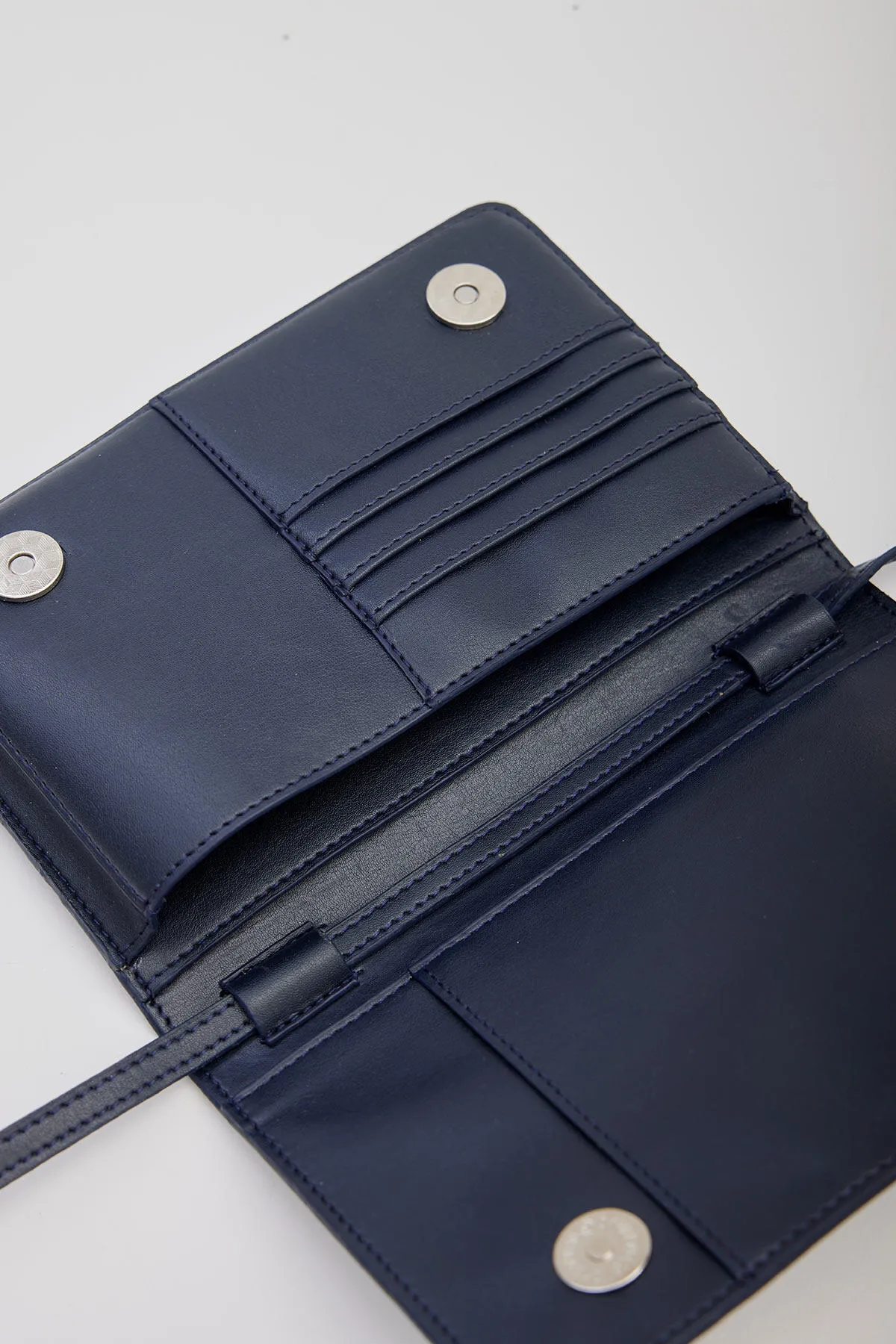 Manuka  LUNA LEDER-BRIEFTASCHENTASCHE MARINEBLAU