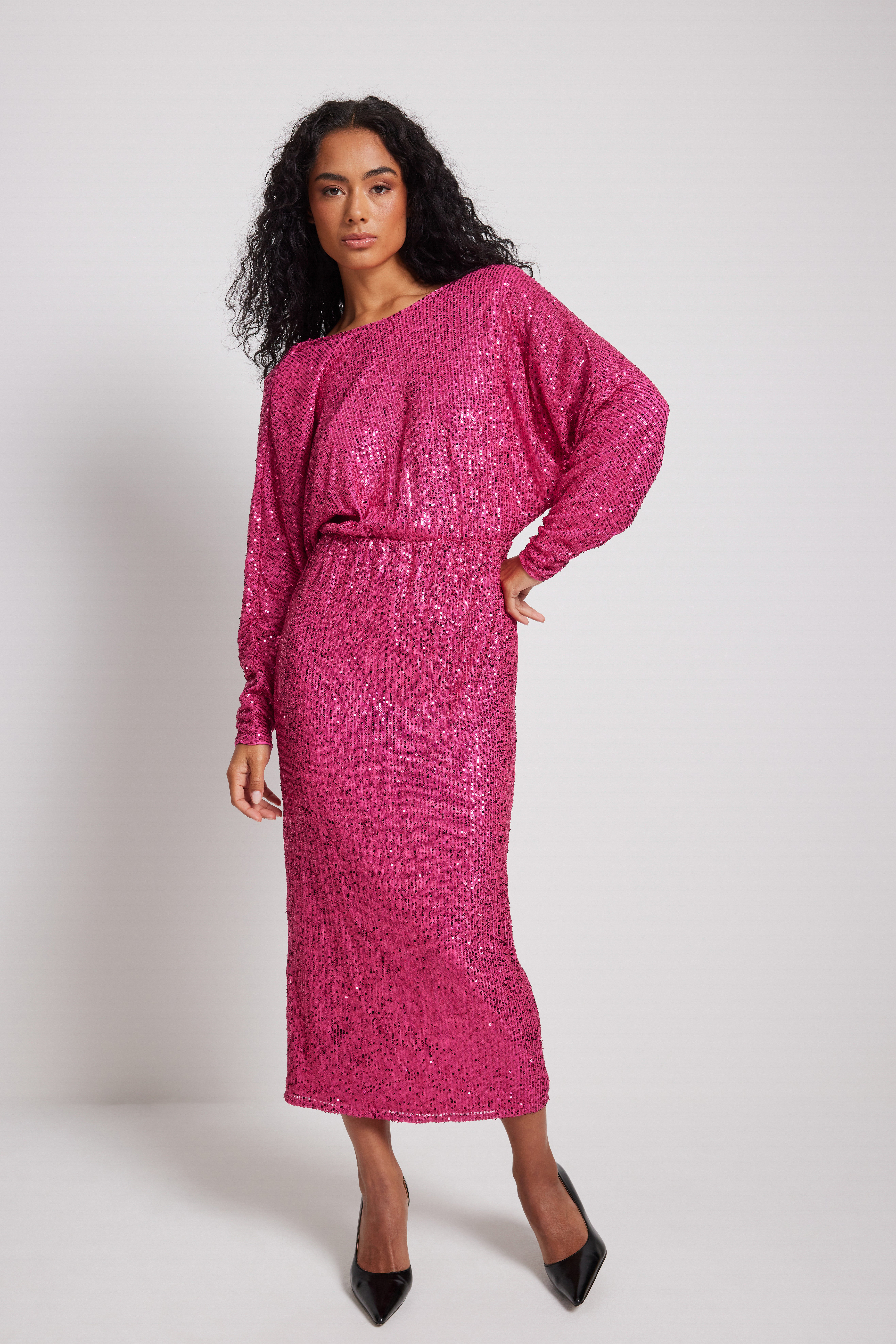 Midikleid aus Paillette mit einem tiefen Rücken