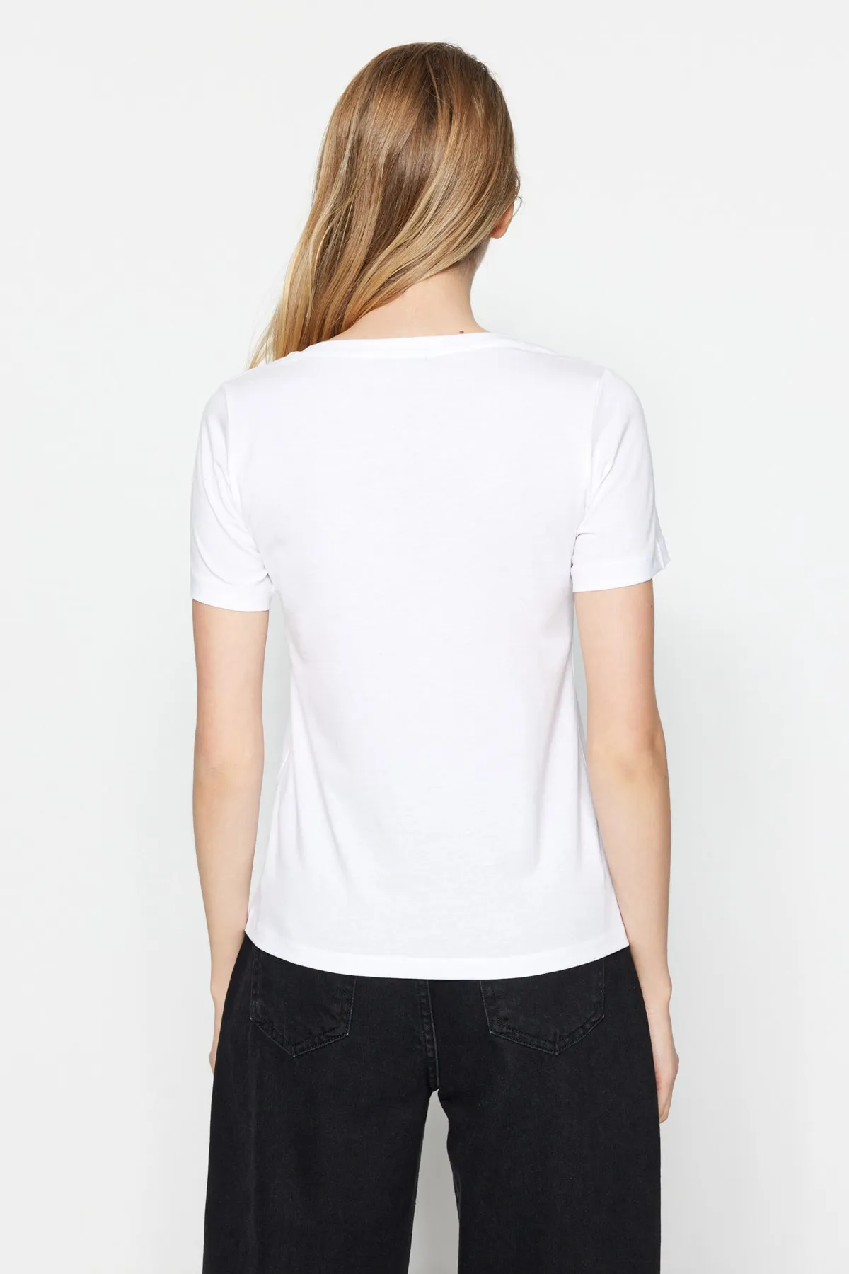 Trendyol Collection  Schwarz-weißes Basic-Strick-T-Shirt mit V-Ausschnitt im 2er-Pack aus 100 % Baumwolle TWOSS23TS00002