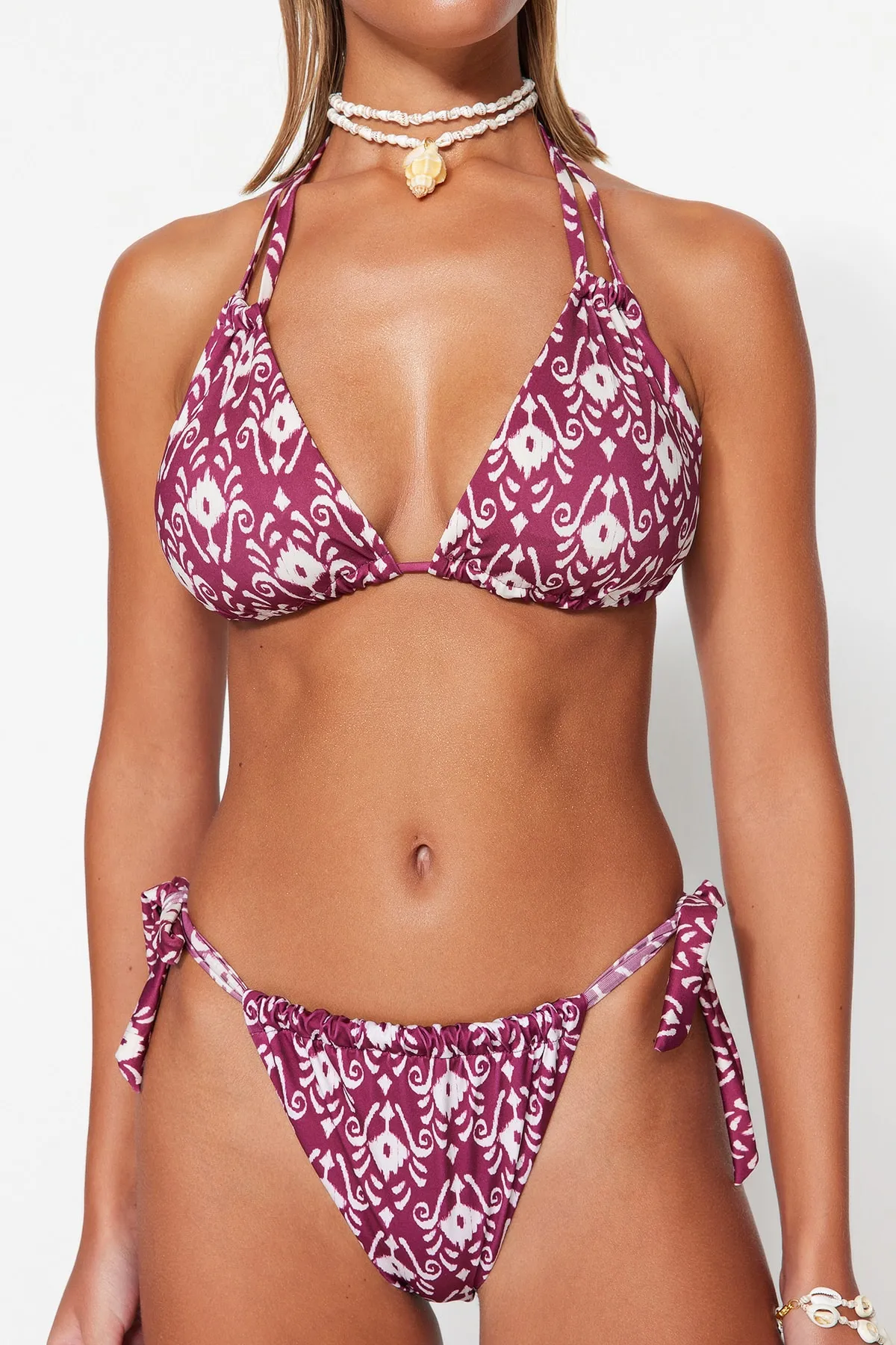 Trendyol Collection  Triangel-Bikini-Set mit hohem Beinausschnitt und ethnischem Muster TBESS23BT00017