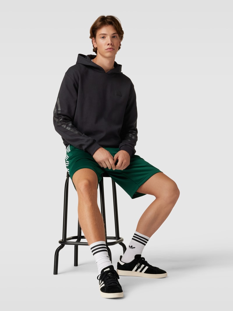 Hoodie mit Label-Patch in schwarz