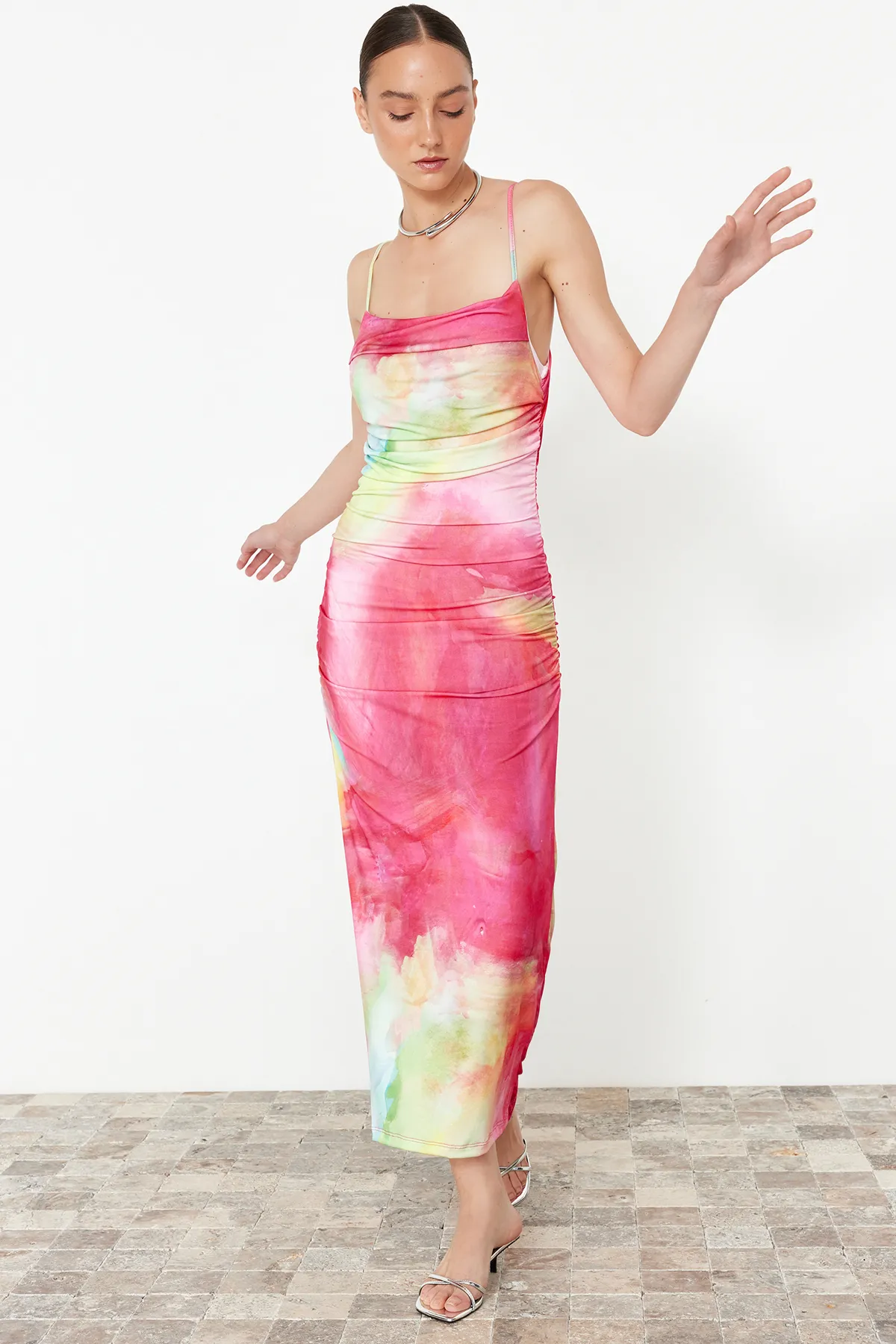 Trendyol Collection  Limited Edition – Rosa bedrucktes, dehnbares Strick-Bleistiftkleid mit Midi-Trägern TWOSS24EL00566