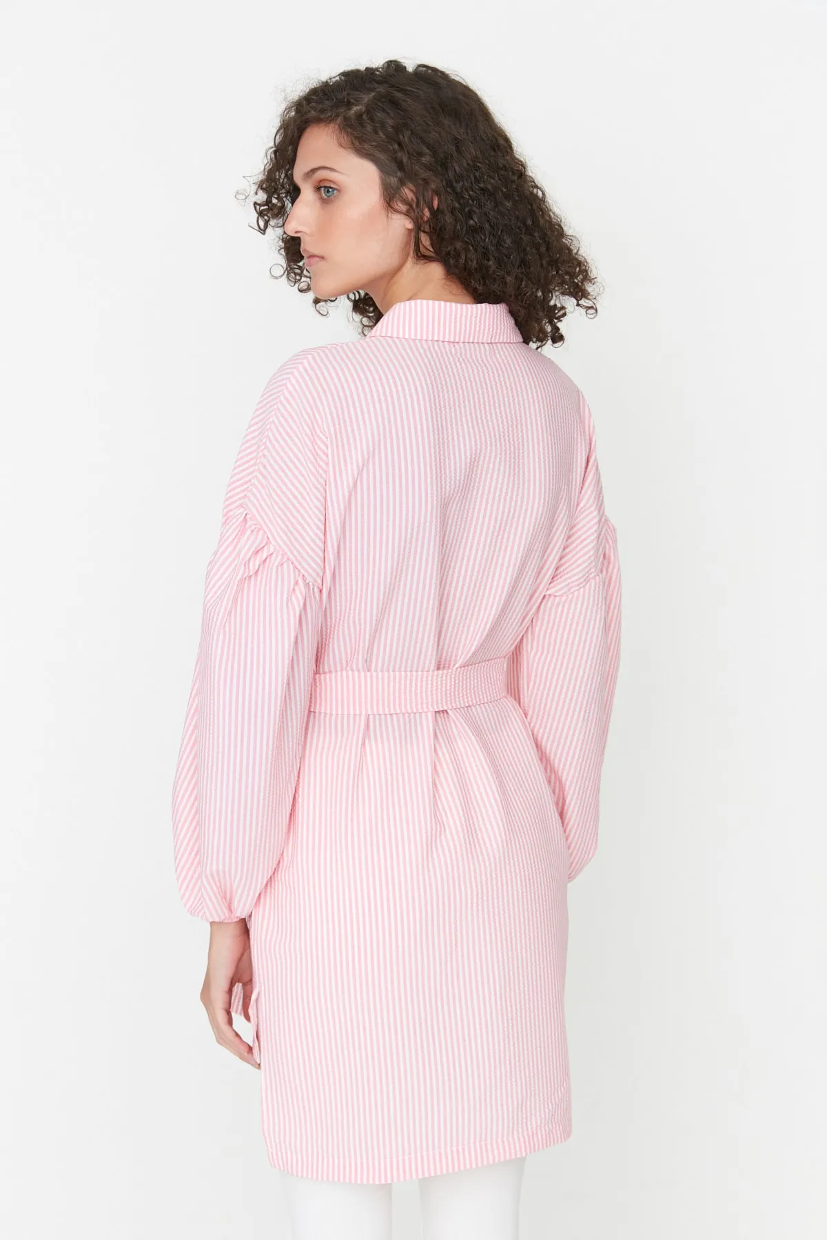 Trendyol Modest  Rosa gestreiftes, gewebtes Hemd mit Ballonärmeln und langem Rücken, Gürtel TCTSS22GO0116