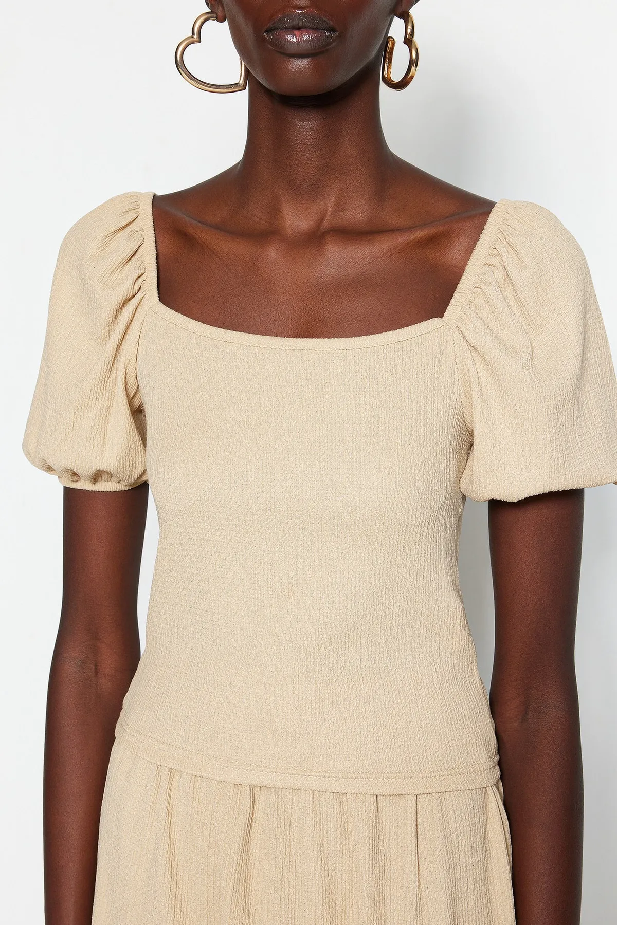 Trendyol Collection  Beige, kurz geschnittene, eng anliegende Strickbluse mit Ballonärmeln und eckigem Ausschnitt TWOSS22BZ00126