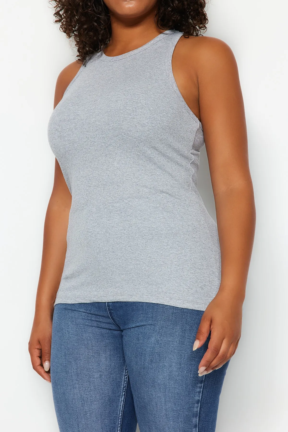 Trendyol Curve  Basic-Strick-Tanktop in Grau-Melange mit Neckholder-Kragen TBBSS23CV00001