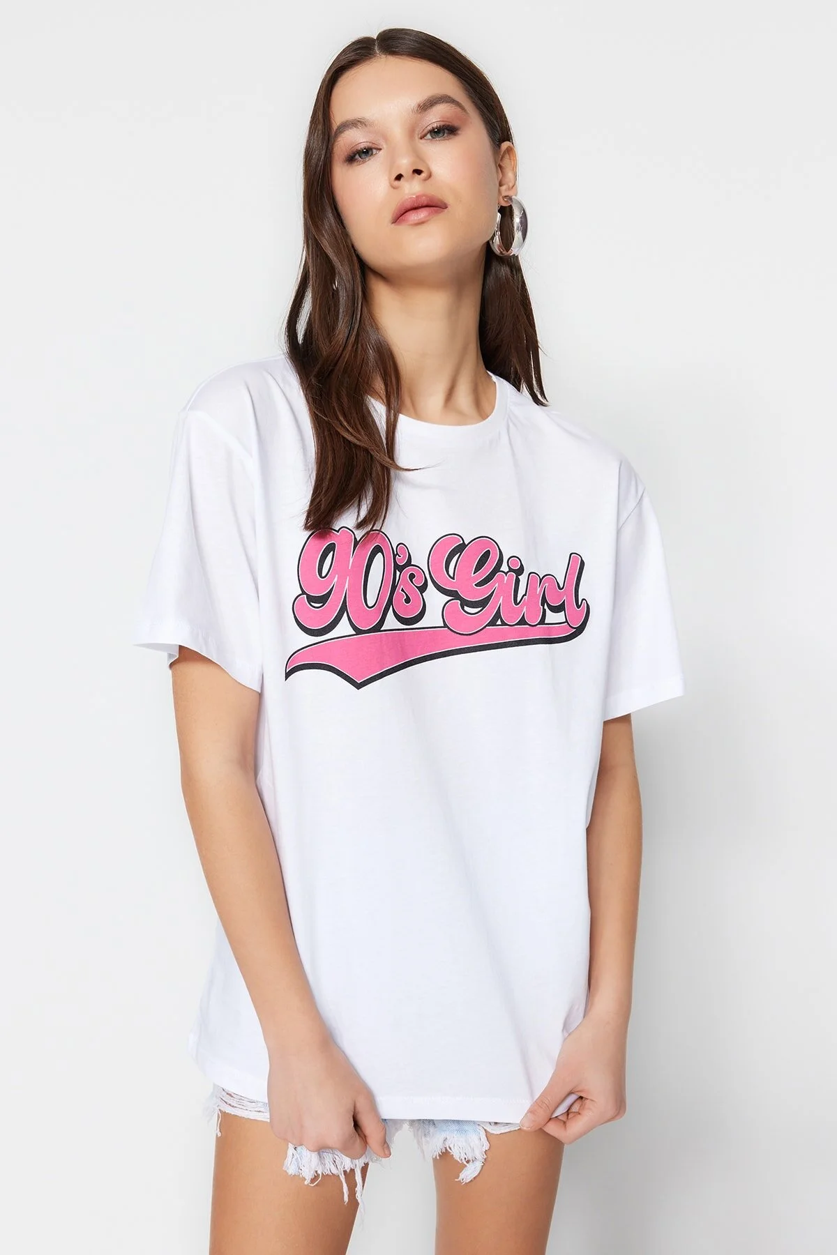 Trendyol Collection  Weißes bedrucktes Oversize/Wide Fit Strick-T-Shirt mit Stehkragen, 100 % Baumwolle TWOSS23TS00373