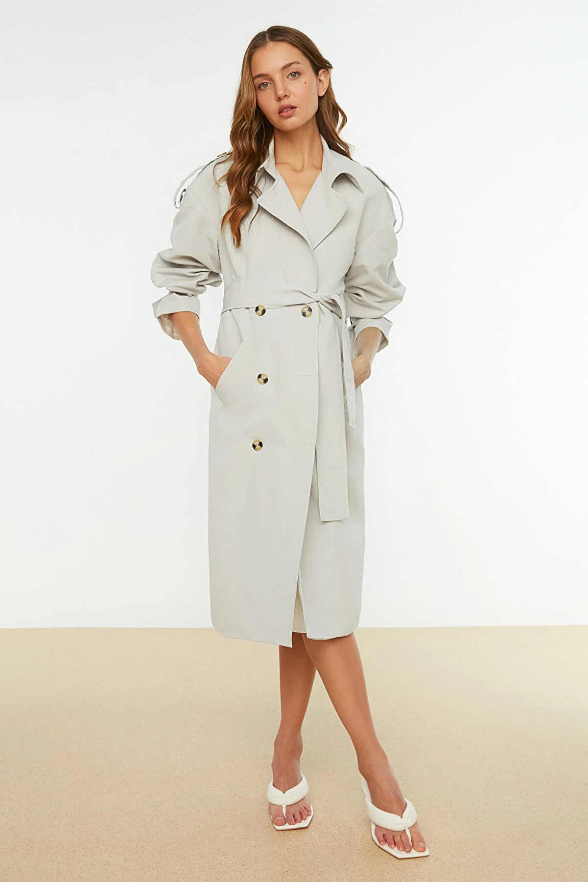 Trendyol Collection  Beiger, weit geschnittener, langer, wasserabweisender Trenchcoat mit Gürtel TWOSS21TR0005