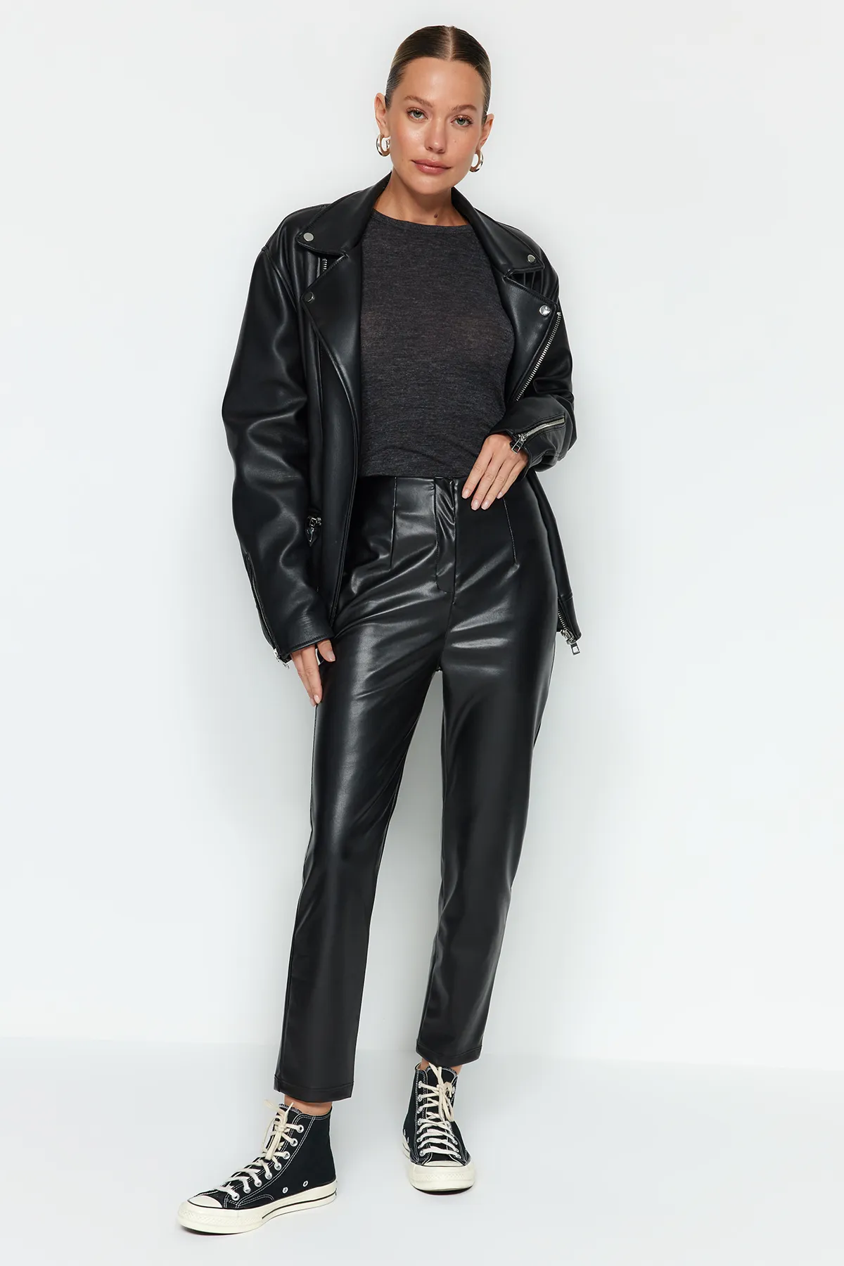 Trendyol Collection  Schwarze Strickhose aus Kunstleder mit hohem Bund und Abnähern TWOAW24PL00108