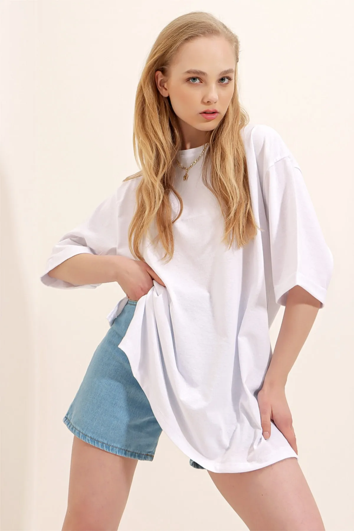 Trend Alaçatı Stili  Weißes Damen-Basic-T-Shirt aus Baumwolle mit Rundhalsausschnitt und zwei Ärmeln in Übergröße ALC-X8088