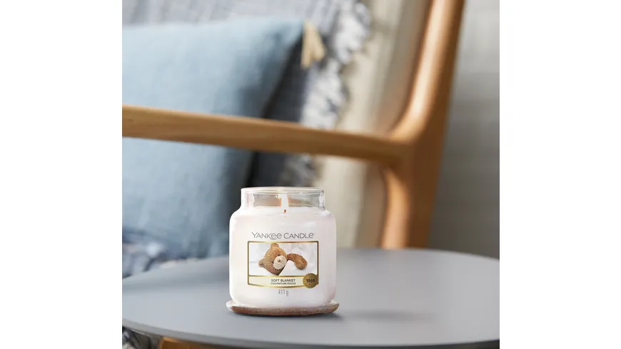 Yankee Candle Mittelgroße Kerze im Glas Soft Blanket weiß