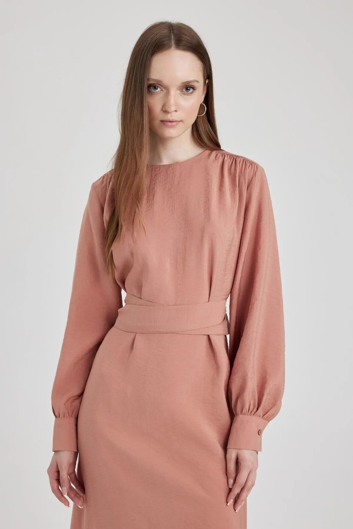 DeFacto  Langärmliges Kleid mit normaler Passform und Rundhalsausschnitt A8904ax23hs