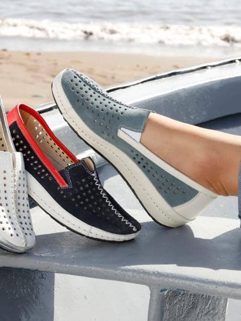 Slipper mit sommerlicher Perforation