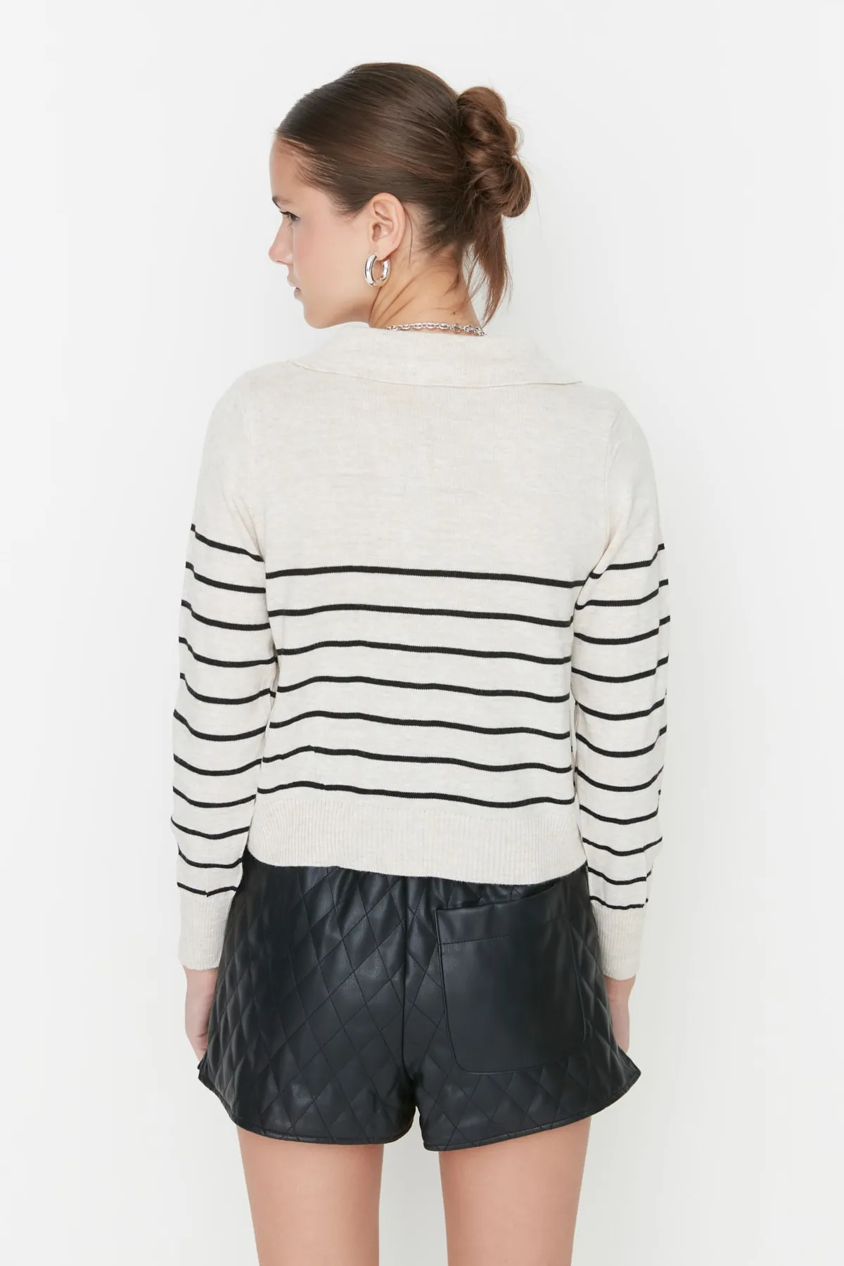 Trendyol Collection  Beigefarbene Strickjacke mit Rollkragen