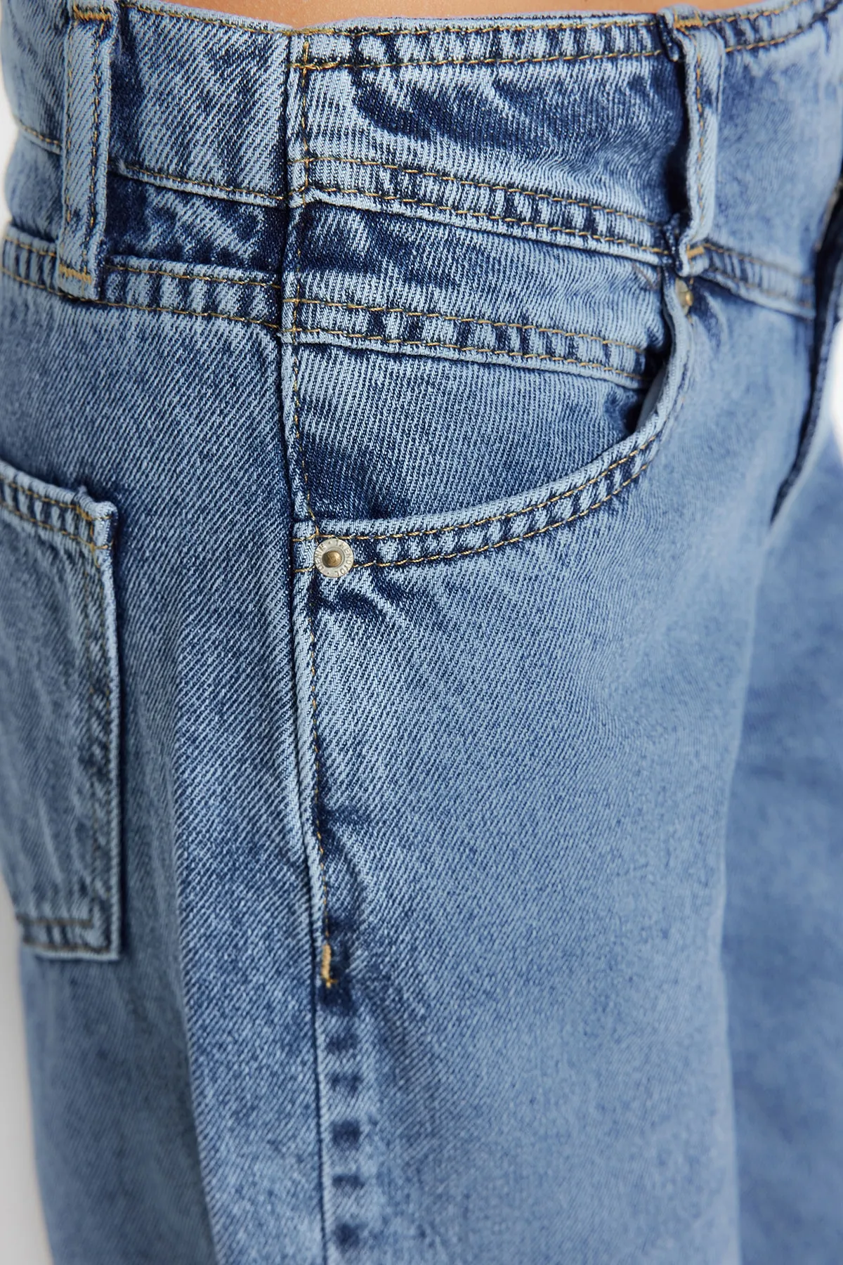 Trendyol Collection  Dunkelblaue Jeans mit hoher Taille und weitem Bein und Detail TWOSS21JE0385