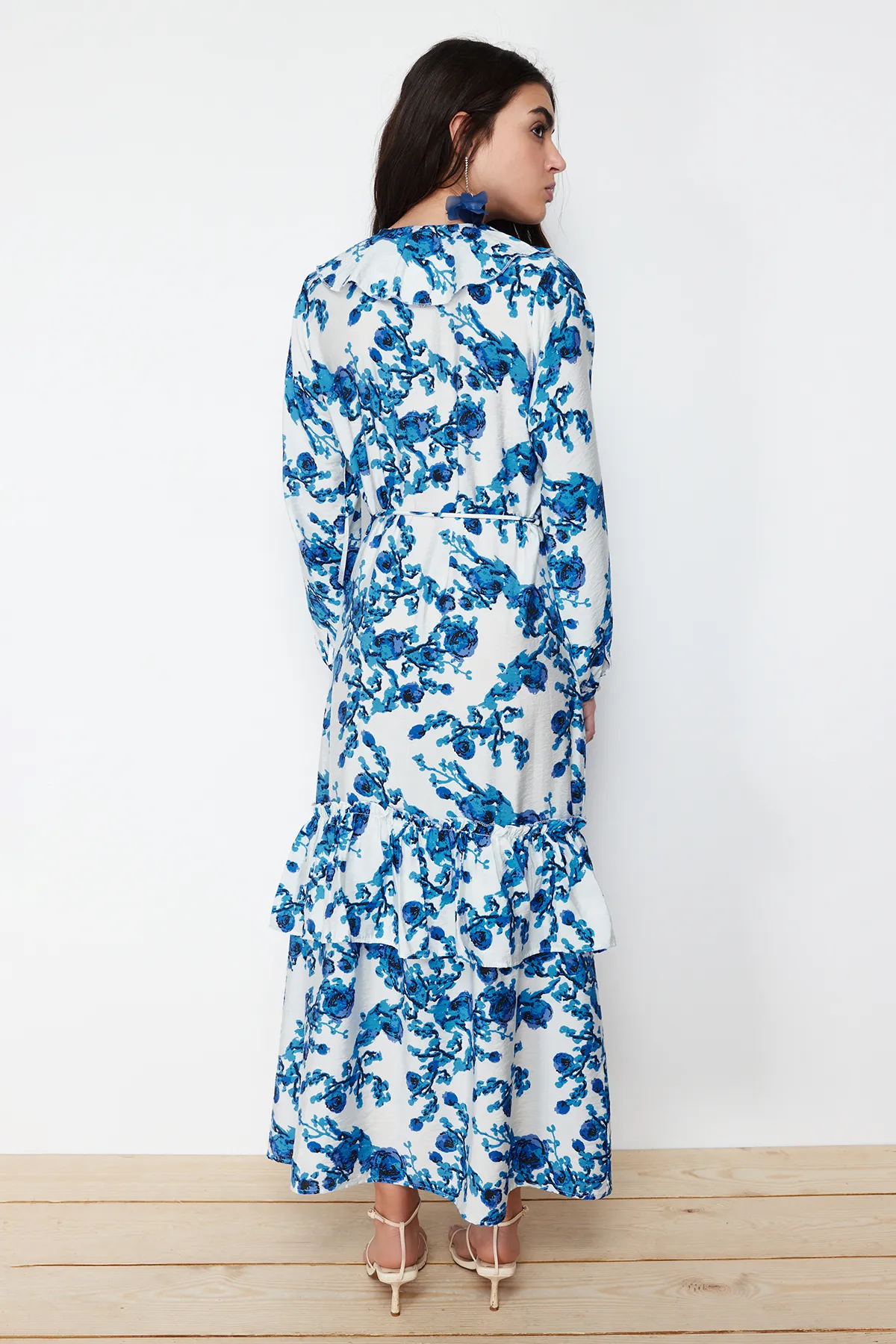 Trendyol Modest  Ecrufarbenes, gewebtes Kleid mit Blumenkragen und Rüschen TCTSS24EB00079