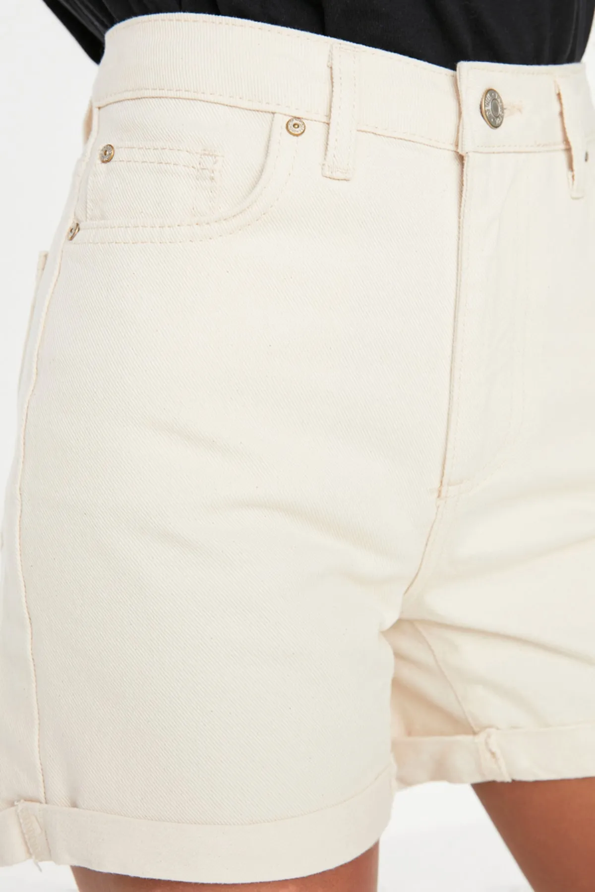 Trendyol Collection  Ecrufarbene, umgeschlagene Jeansshorts mit hoher Taille TWOSS20SR0231