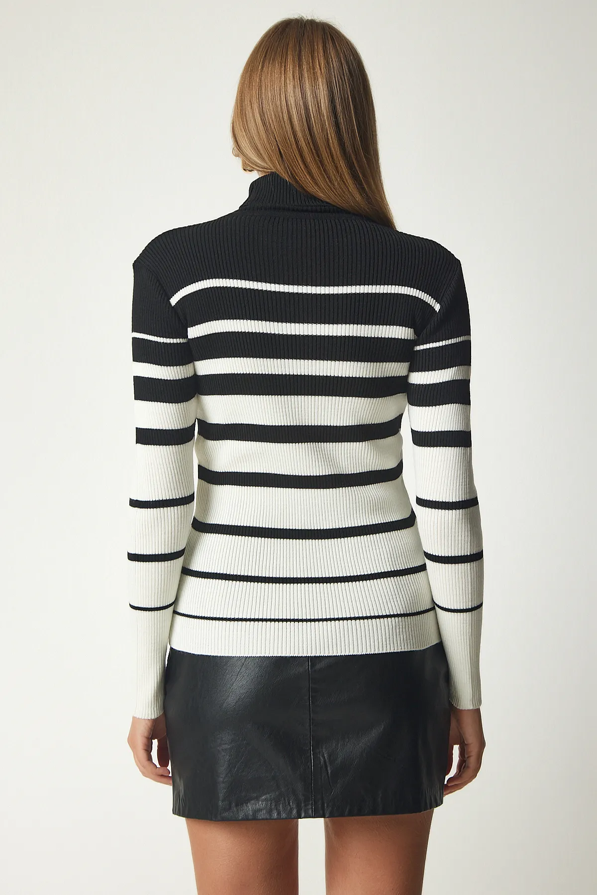 Happiness İstanbul  Schwarzer, ecrufarbener Rollkragenpullover mit Streifen für Damen DD01271