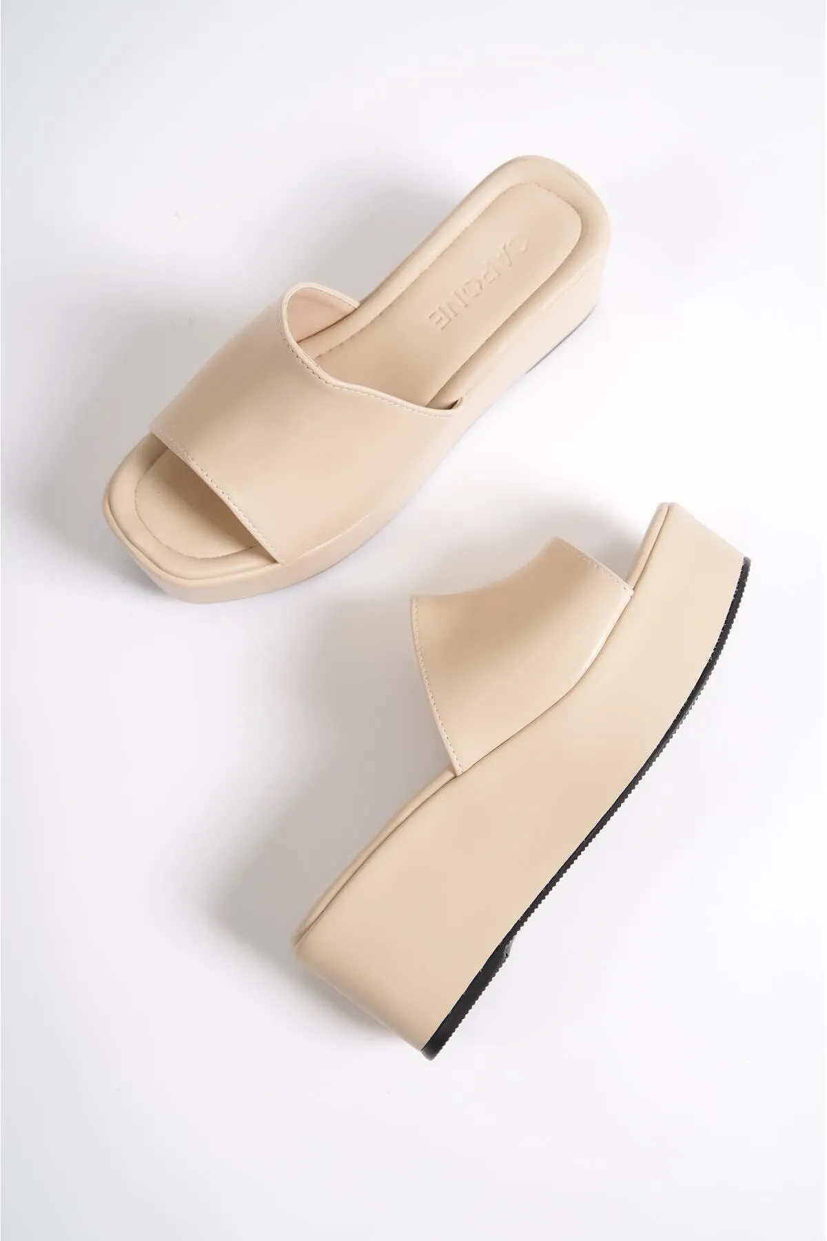 Capone Outfitters  Capone Skin Wedge Heeled Single Strap Beige Damen-Flatform-Hausschuhe