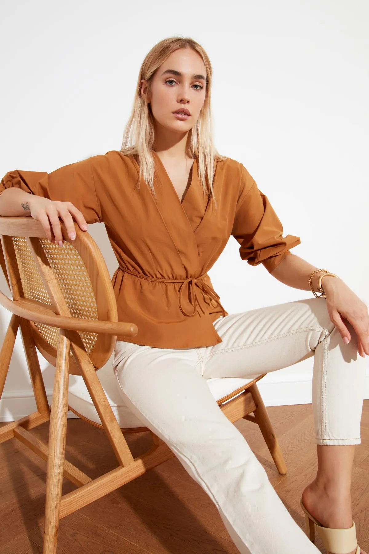 Trendyol Collection  Kamelfarbene, zweireihige, gewebte Bluse mit Bindedetail TWOSS21BZ0287