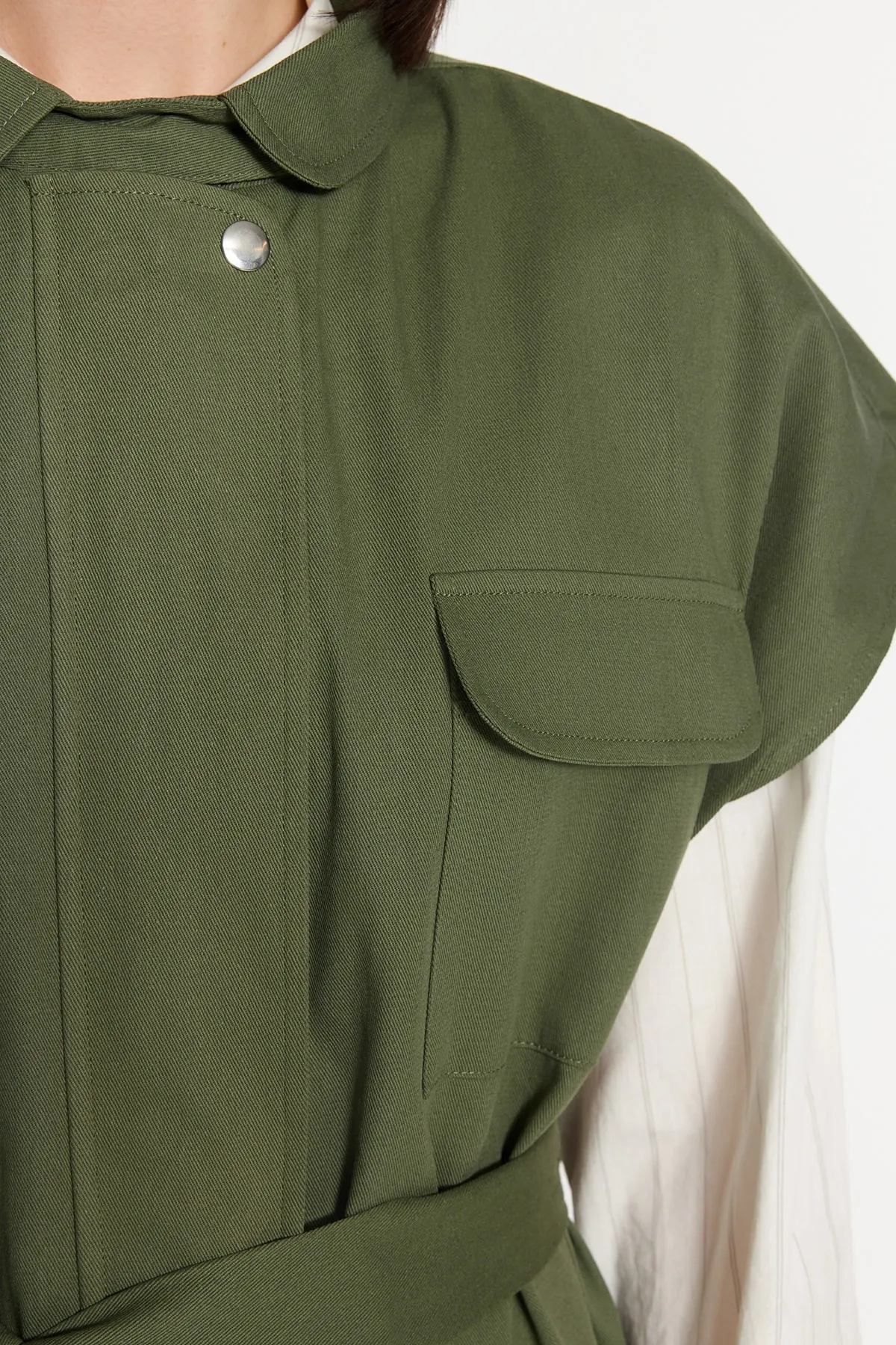 Trendyol Modest  Khakifarbene, gewebte Weste mit breitem Schultergürtel und Gürtel TCTSS23YL00049