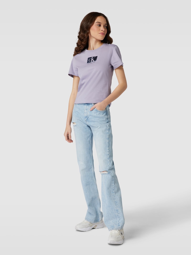 Slim Fit T-Shirt mit Label-Print in lavendel