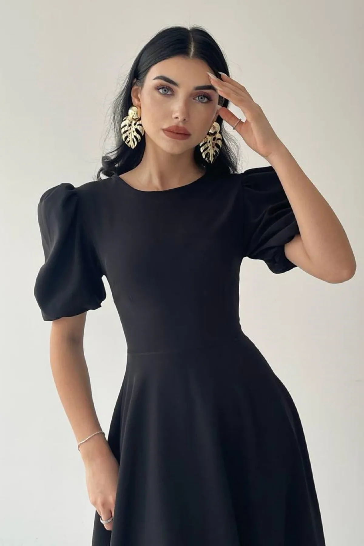 lovebox  Damen-Abendkleid aus Atlas-Stoff mit Rundhalsausschnitt, Prinzessinnenärmeln, Midi-Schwarz, 220