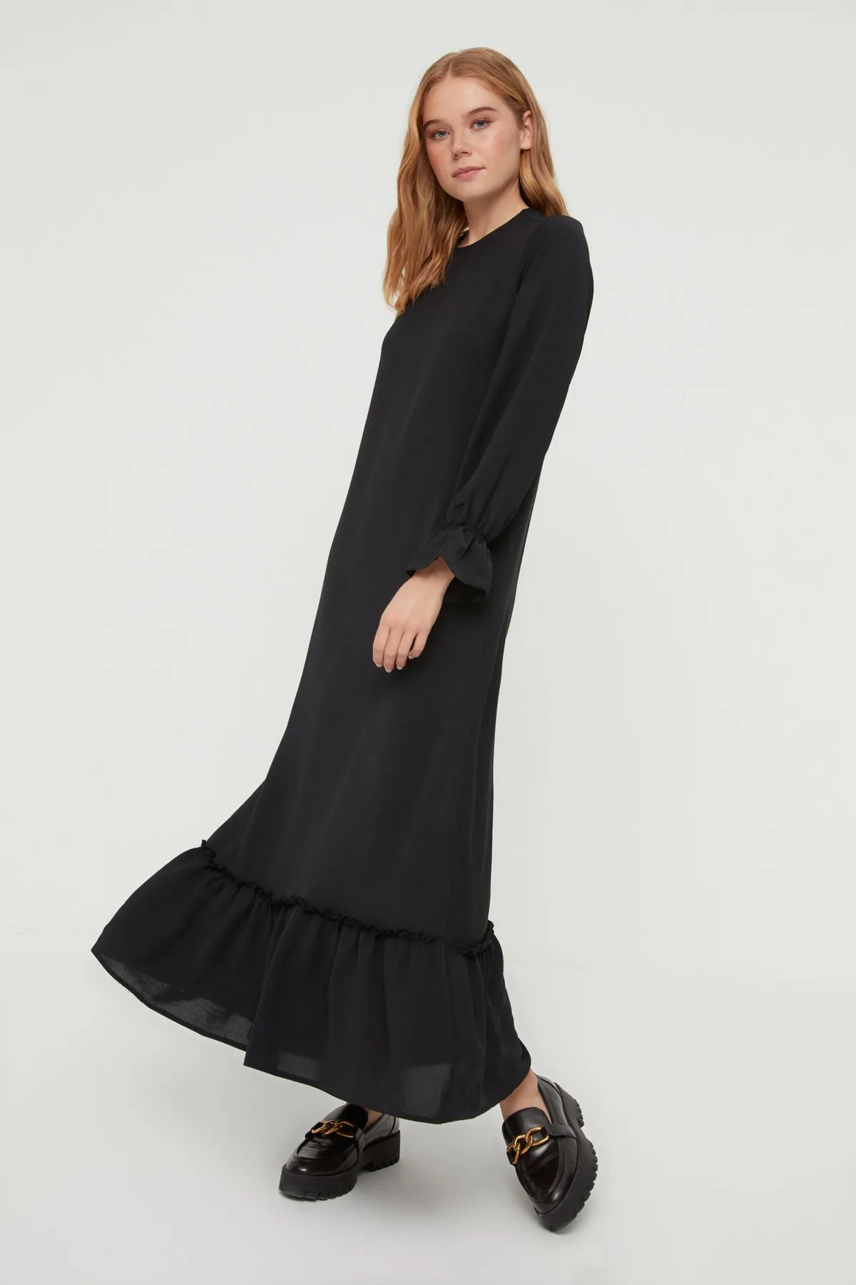 Trendyol Modest  Schwarzes, ärmeldetailliertes Aerobin-Gewebekleid mit Volant TCTSS22EB0011