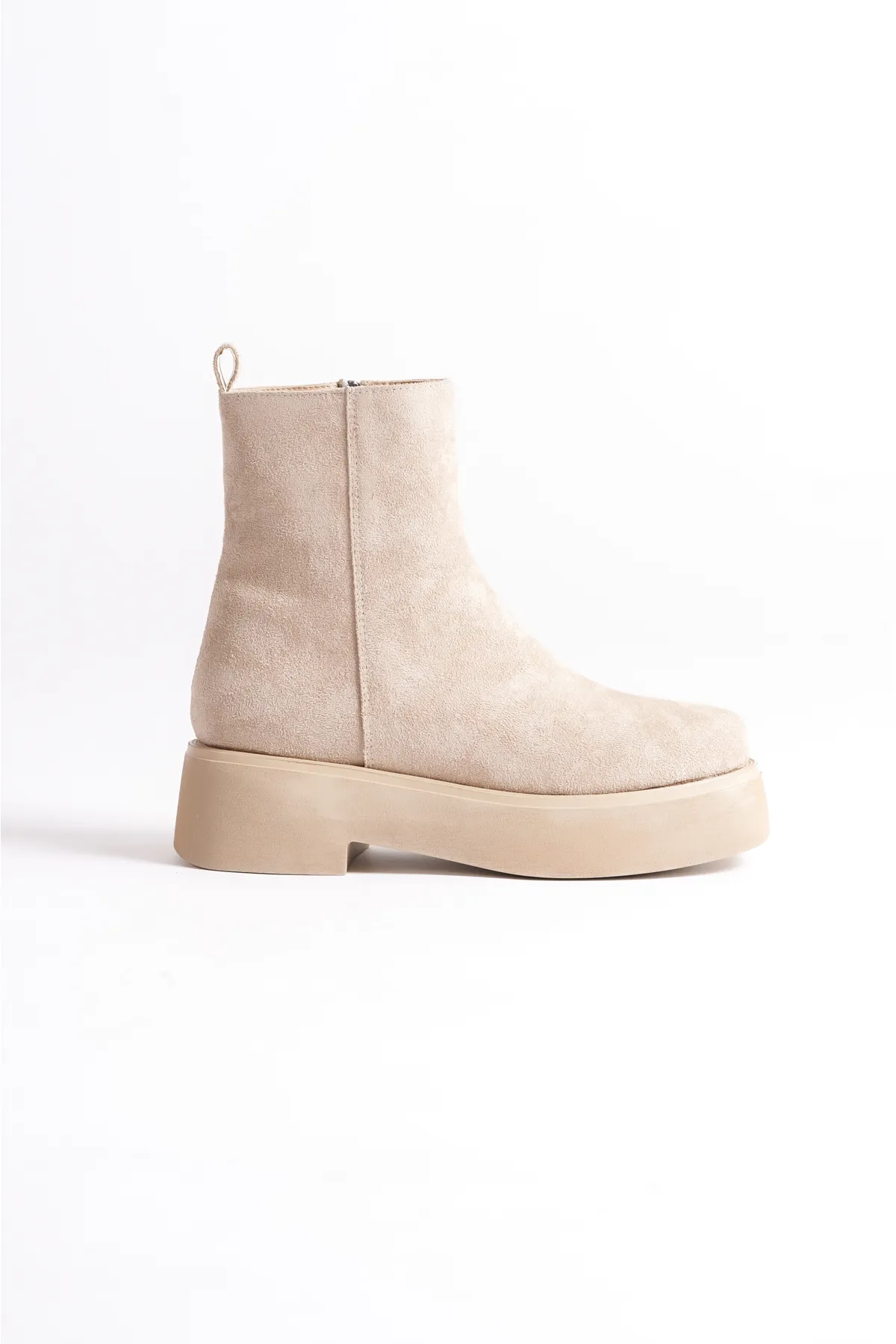 Capone Outfitters  Damenstiefel mit runder Spitze, seitlichem Reißverschluss und Trak-Sohle