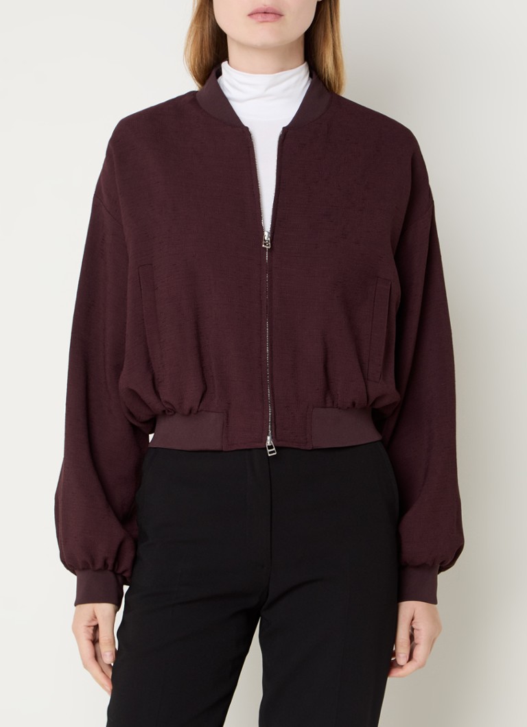 Jachetă de jucător în stil aviator de Claudie Pierlot, cu buzunare laterale și detalii texturate.