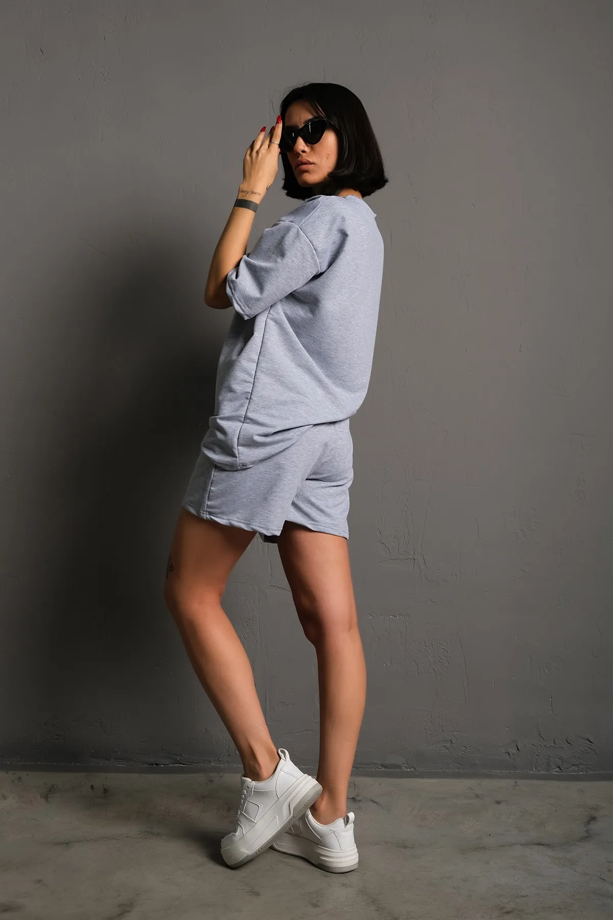 Know  Graues, bedrucktes Oversize-Shorts-Set für Damen