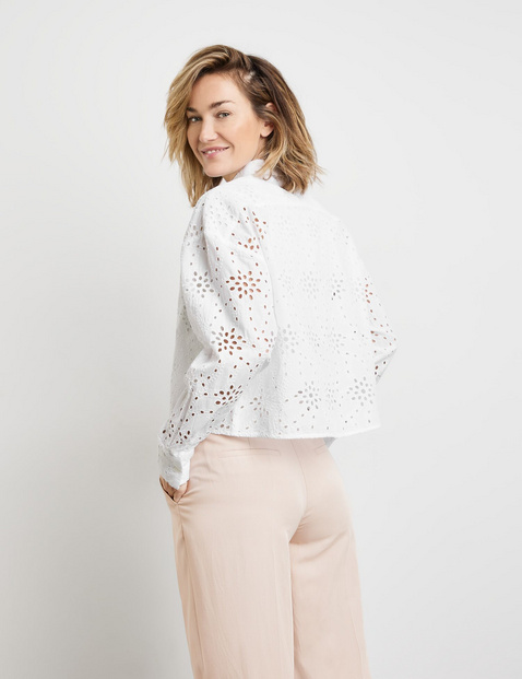Bluse mit dekorativem Lochmuster