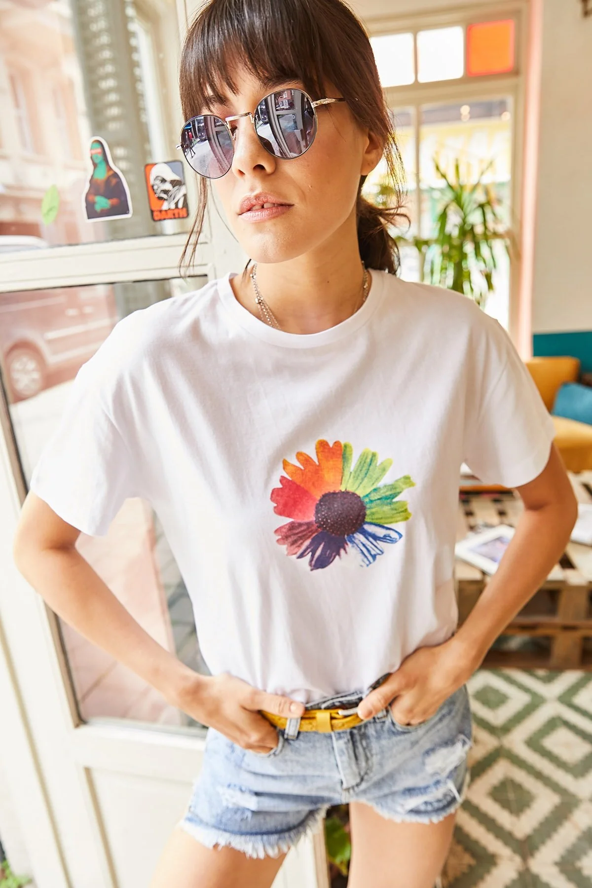 Olalook  Weißes Damen-T-Shirt mit Blumenmuster TSH-19000320