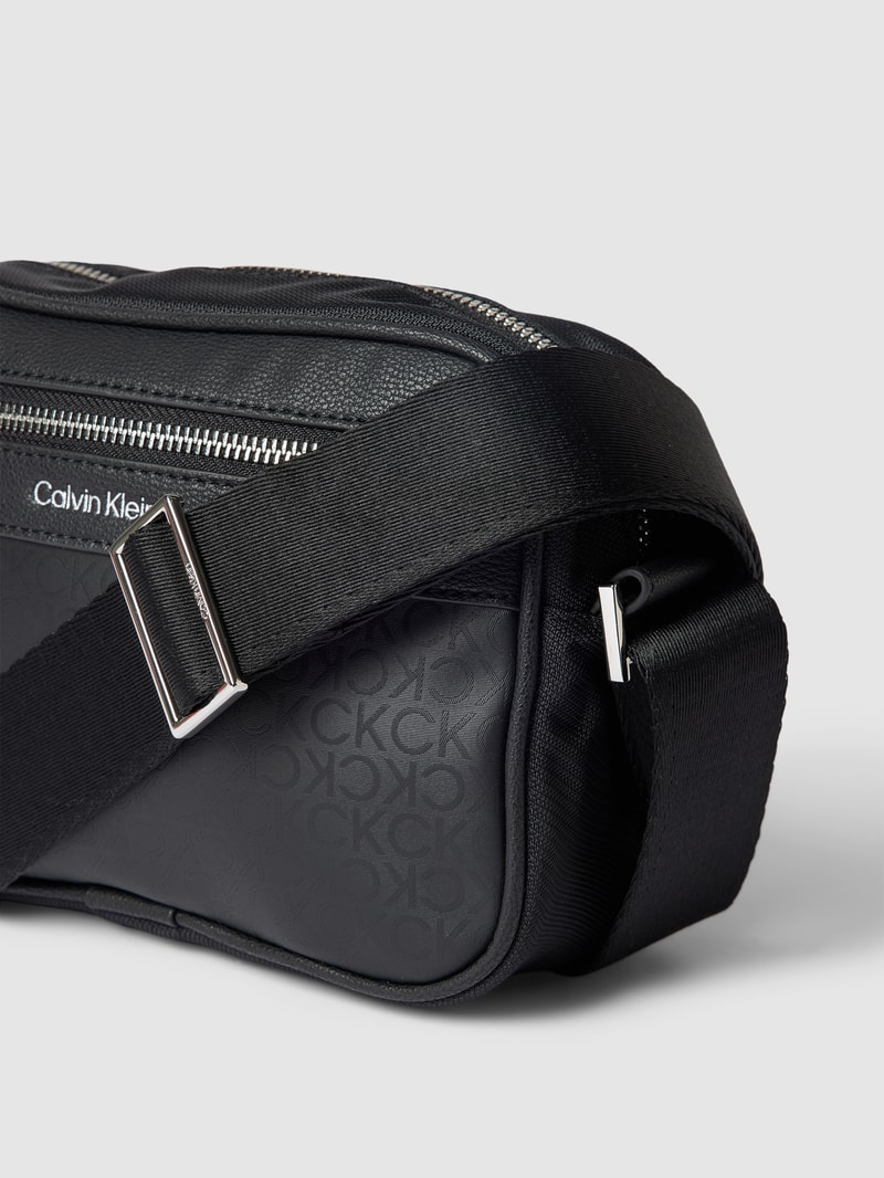 Umhängetasche mit Label-Details Modell 'CAMERA' in schwarz
