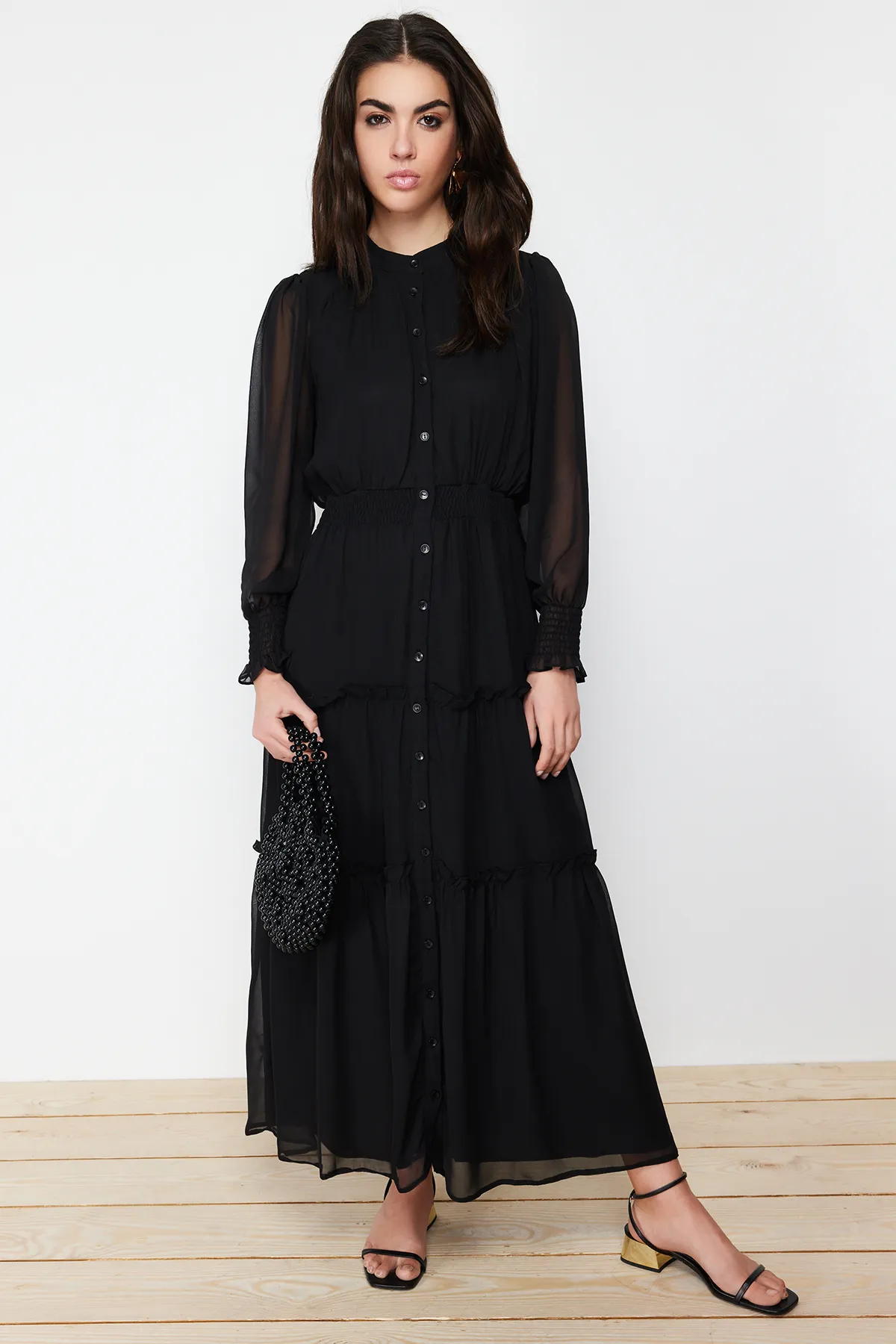 Trendyol Modest  Schwarzes Hemdkleid aus gewebtem Chiffon mit Ärmeln und Taille und detailliertem Futter TCTSS24EB00046