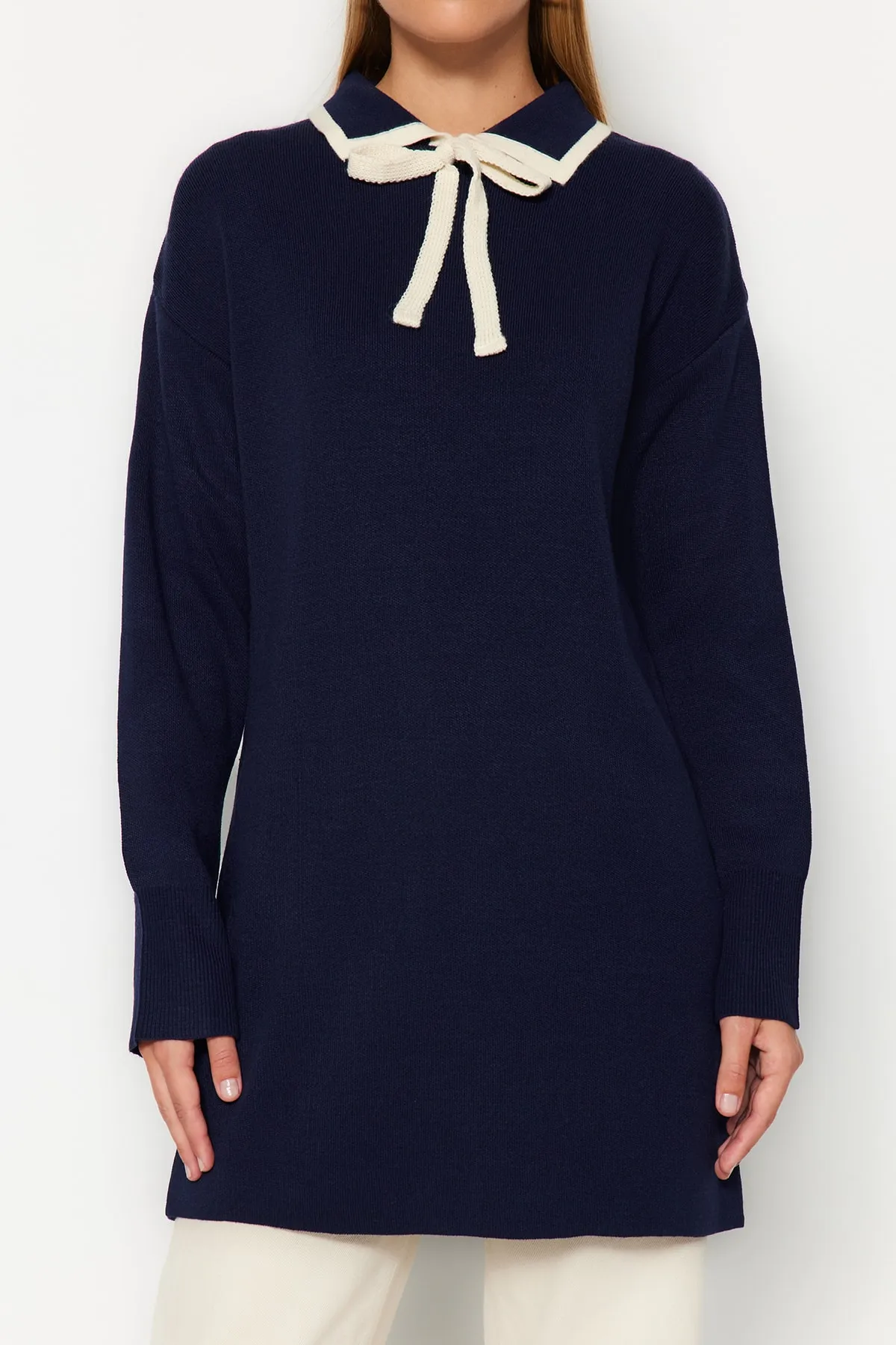 Trendyol Modest  Marineblauer, detaillierter Strickpullover mit Kragen TCTAW24AK00053