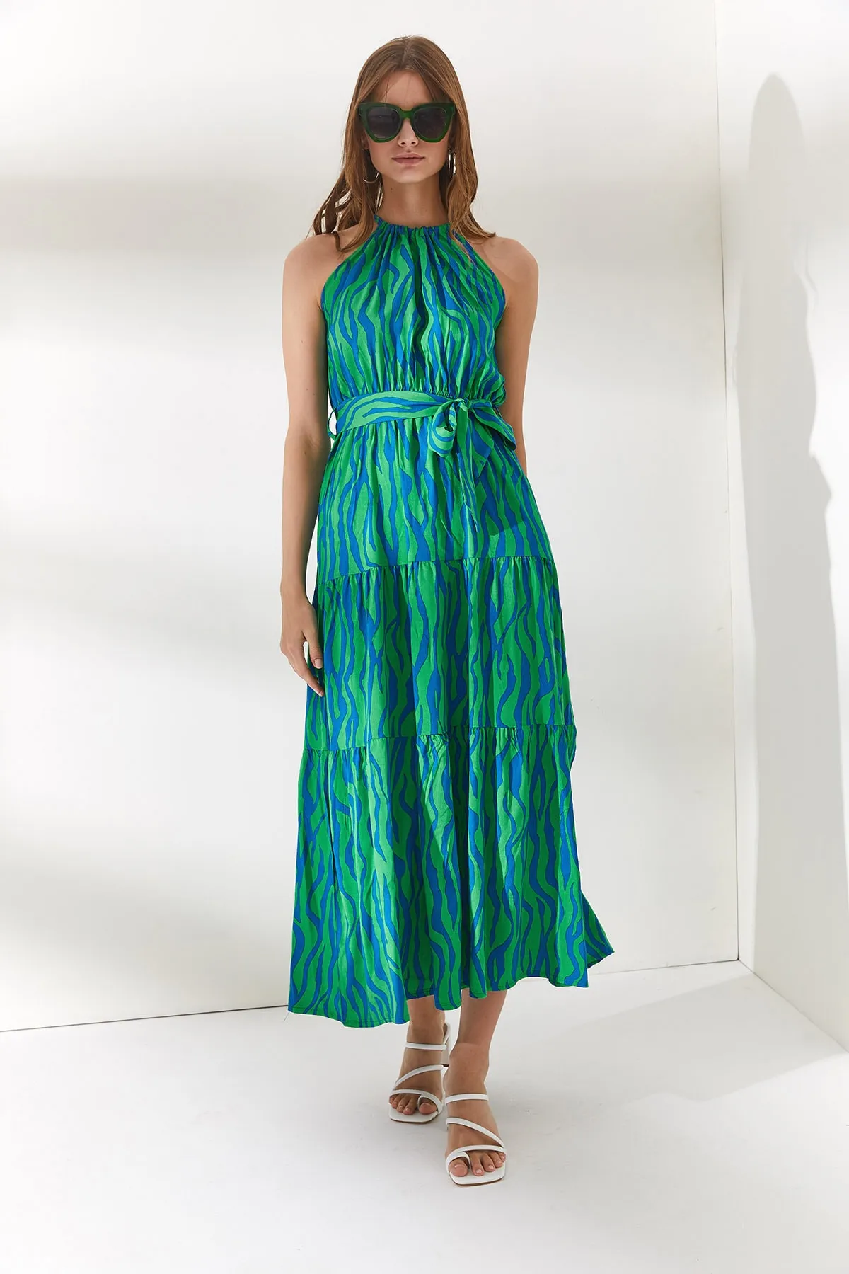 Olalook  Damenkleid aus gewebtem Viscon mit Zebra-Grün, Neckholder, Gürtel und Gürtel ELB-19001548