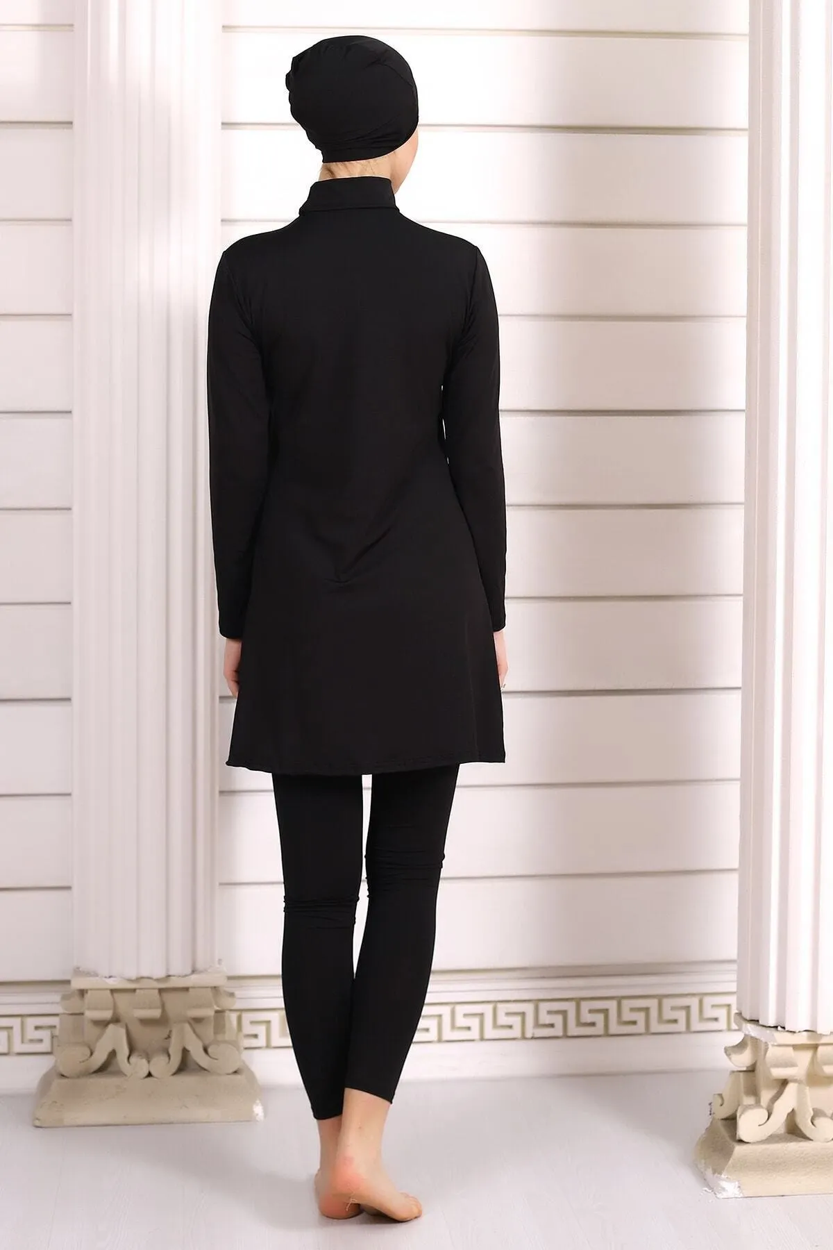 Aykum Mayo  Flexibler schwarzer Lycra-Hijab-Badeanzug – Mittlere Paspelierung, volle Passform