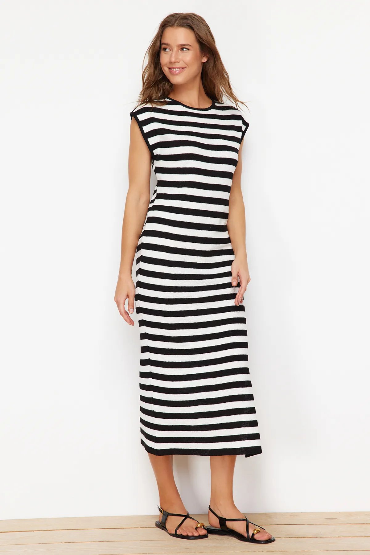 Trendyol Collection  Schwarzes Maxi-Strickkleid aus Baumwolle mit Streifen TWOSS24EL00250