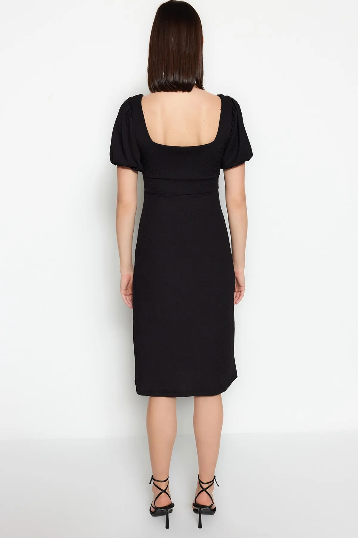 Trendyol Collection  Schwarzes A-Linien-Strickkleid mit quadratischem Ausschnitt, Ballonärmeln, Schlitzdetail, Wickel-/Strukturmuster TWOSS23EL01533