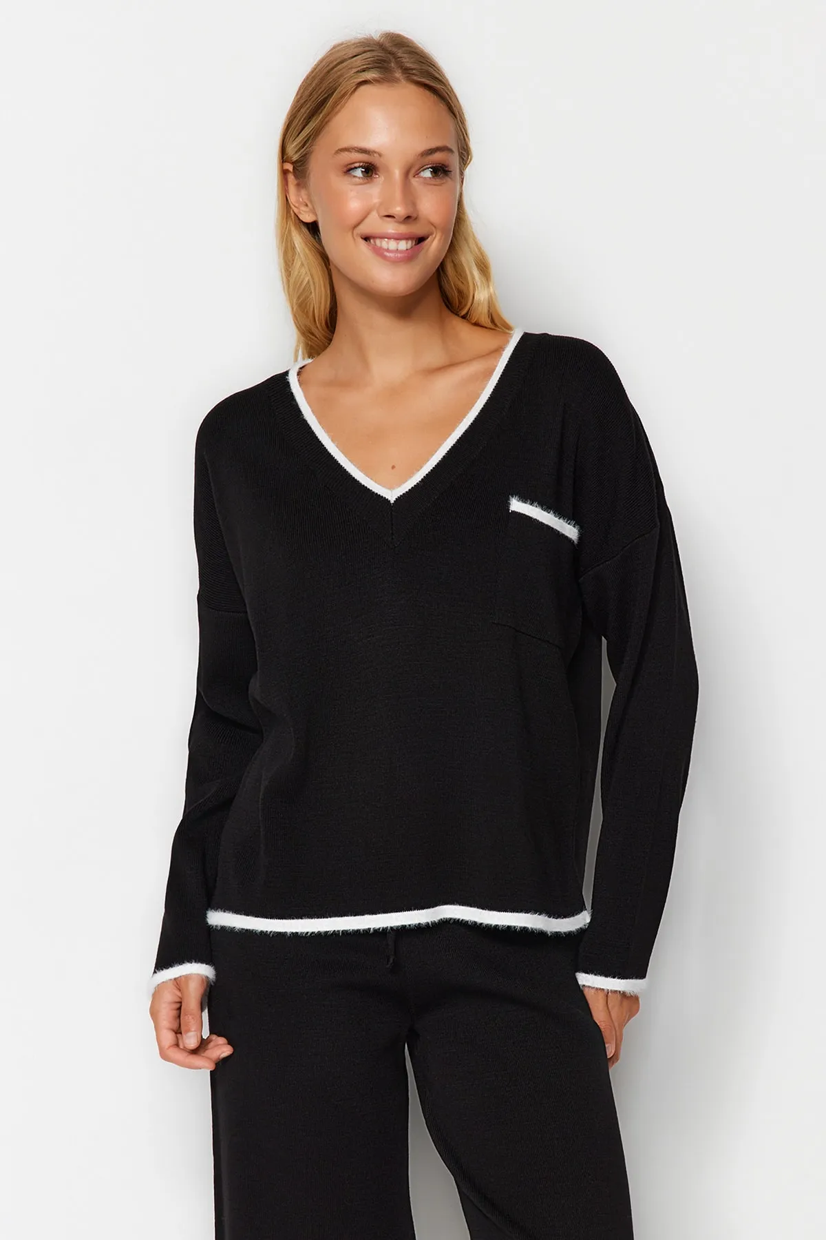 Trendyol Collection  Schwarzes, extraweites Set aus Oberteil und Unterteil aus Strick mit Pelzbesatz TWOAW24AU00099