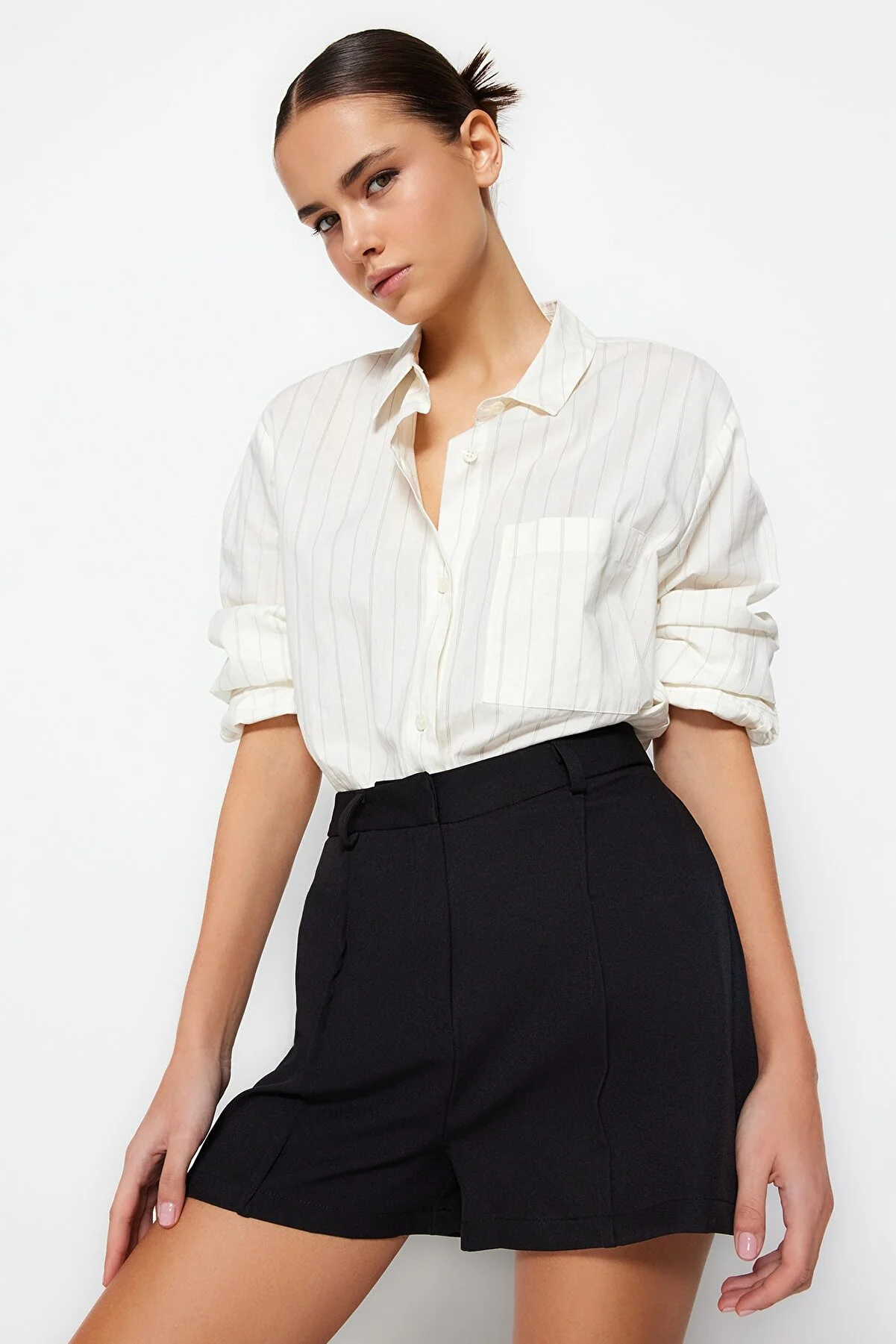 Trendyol Collection  Schwarze Shorts aus gewebtem Rippenmuster TWOSS23SR00079