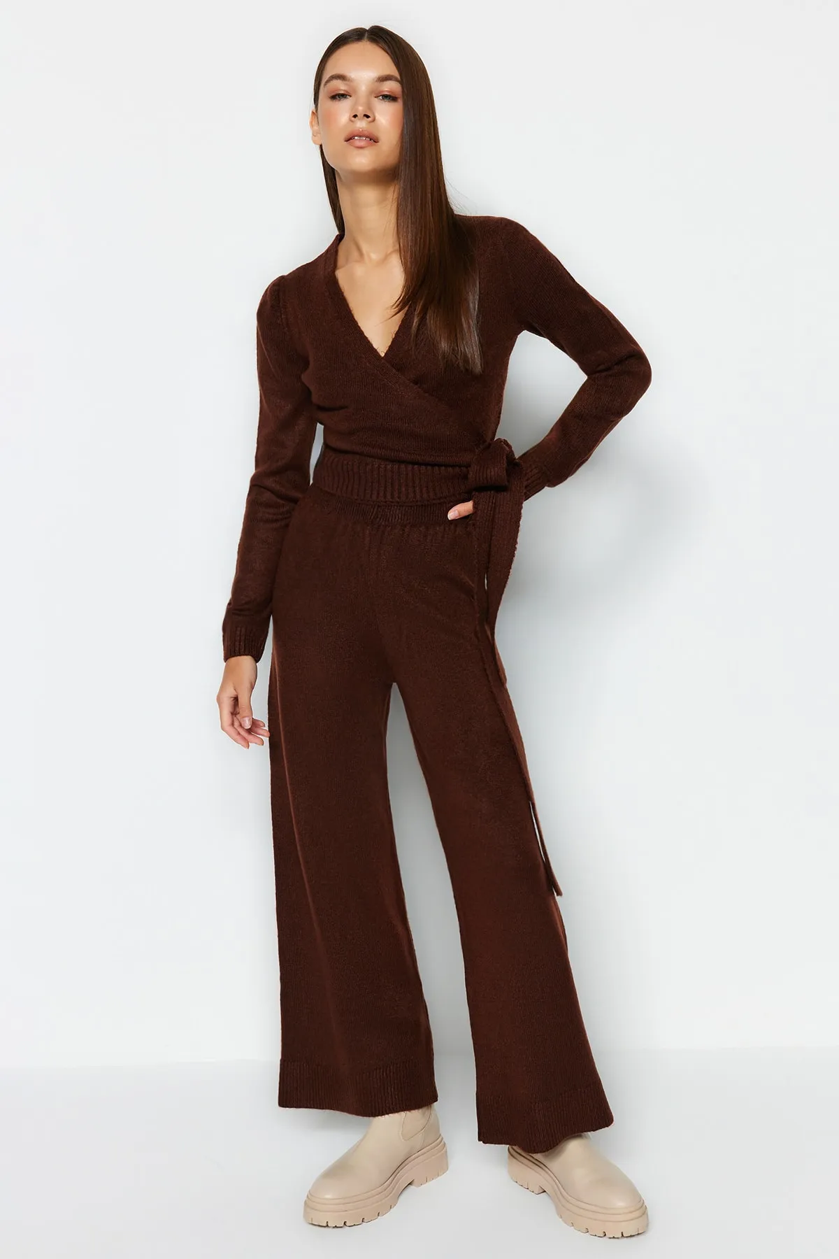 Trendyol Collection  Braunes, kurzes Strickoberteil und -unterteil-Set TWOAW24AU00016