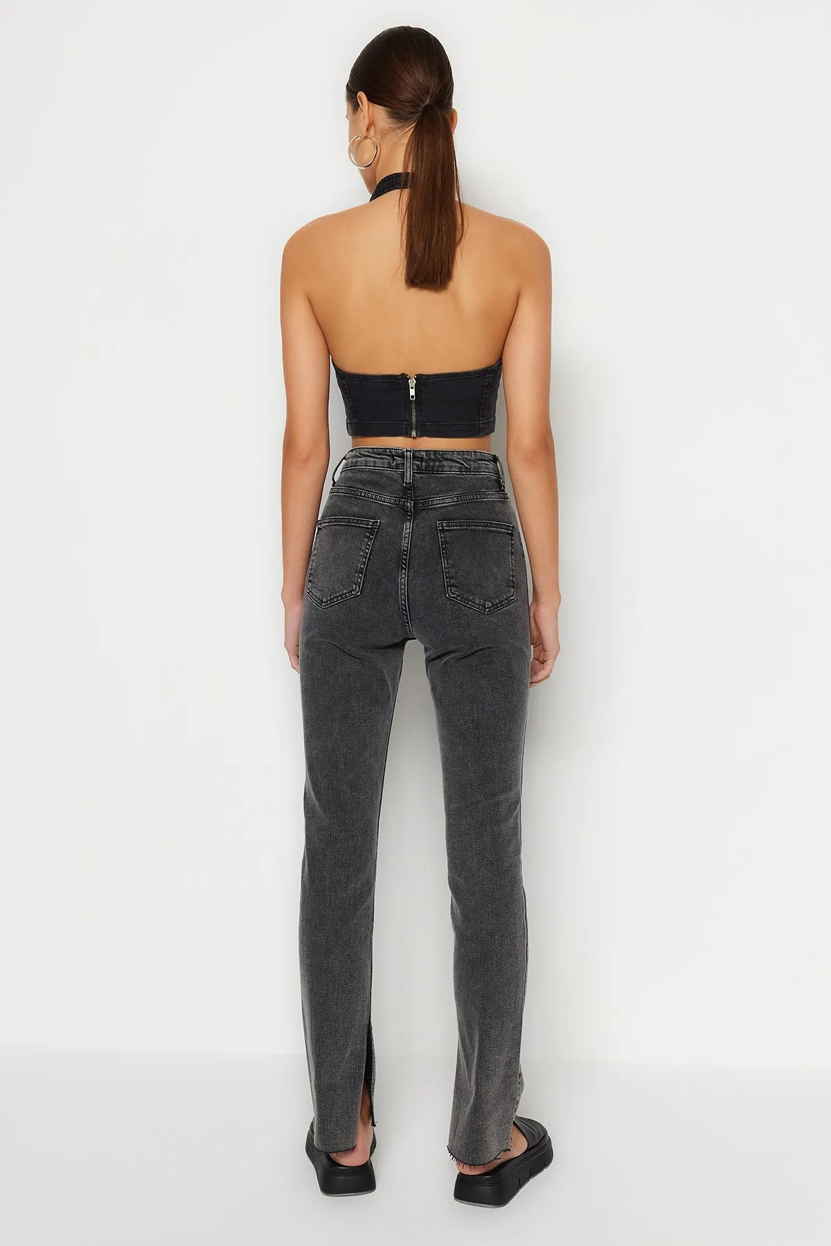 Trendyol Collection  Anthrazitfarbene High Waist Slim Flare Jeans mit Schlitz TWOAW22JE0382