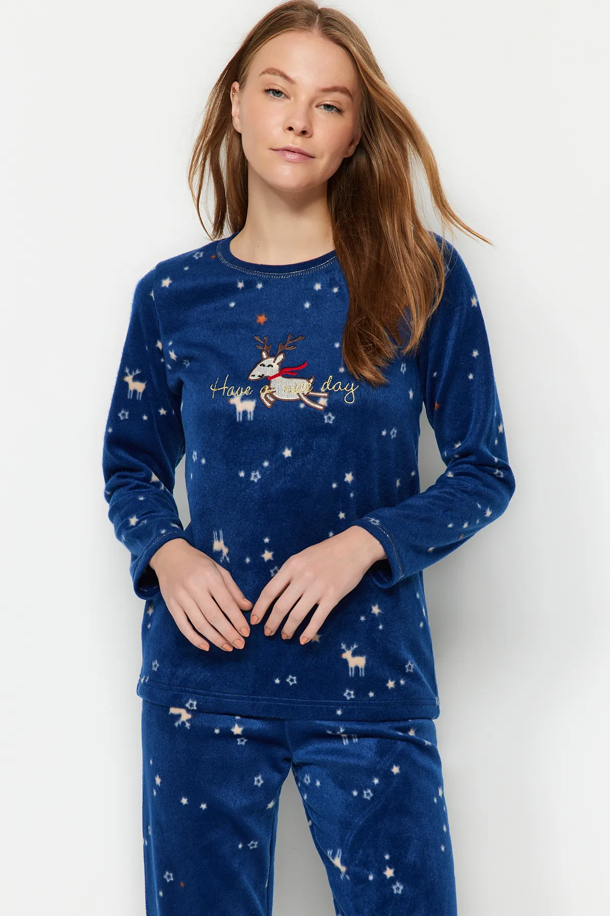 Trendyol Collection  Marineblaues gestricktes Pyjama-Set mit Polarstern-Stickerei und detaillierter T-Shirt-Hose THMAW24PT00269