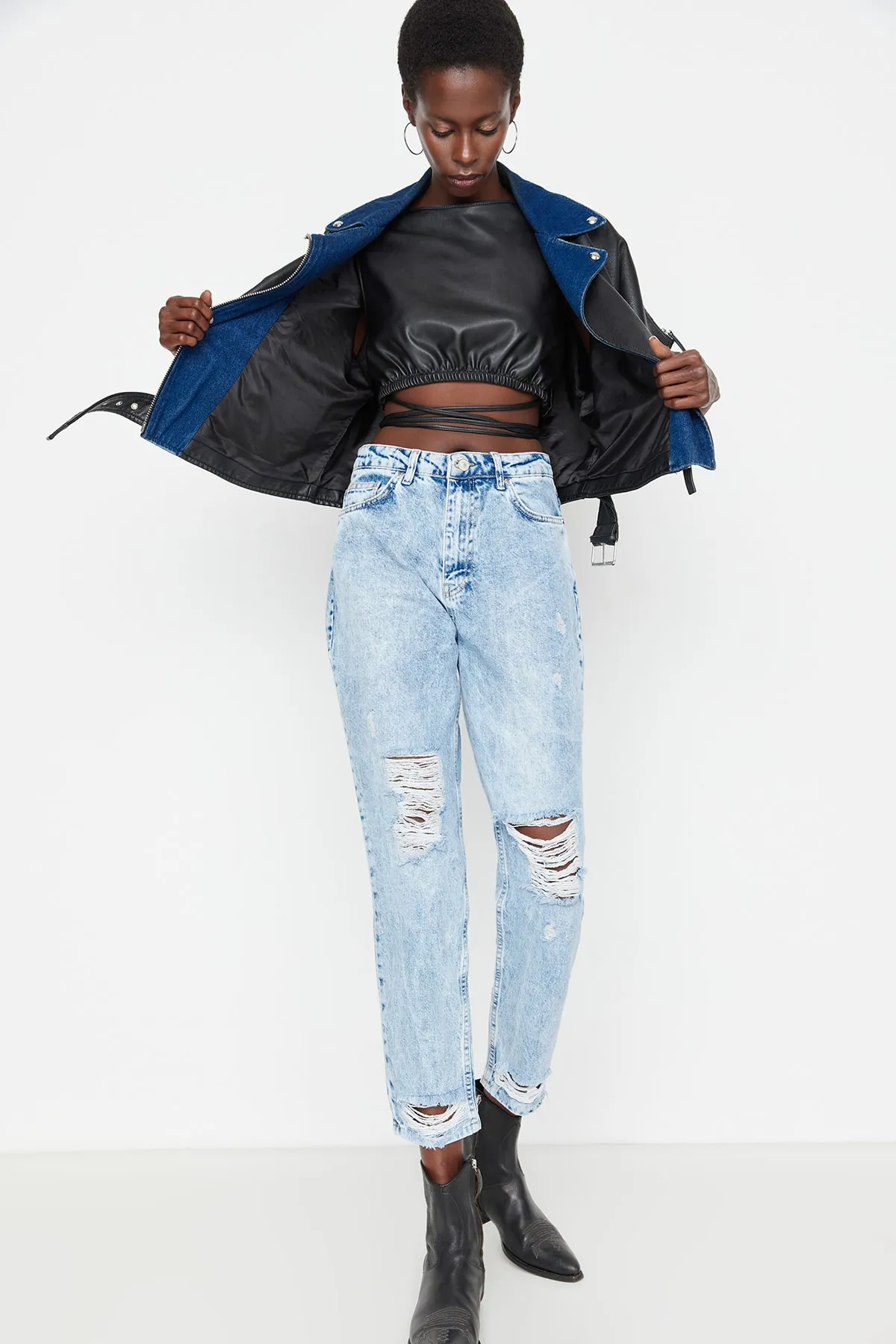 Trendyol Collection  Blaue Mom-Jeans mit zerrissenem Detail und hoher Taille TWOSS21JE0150